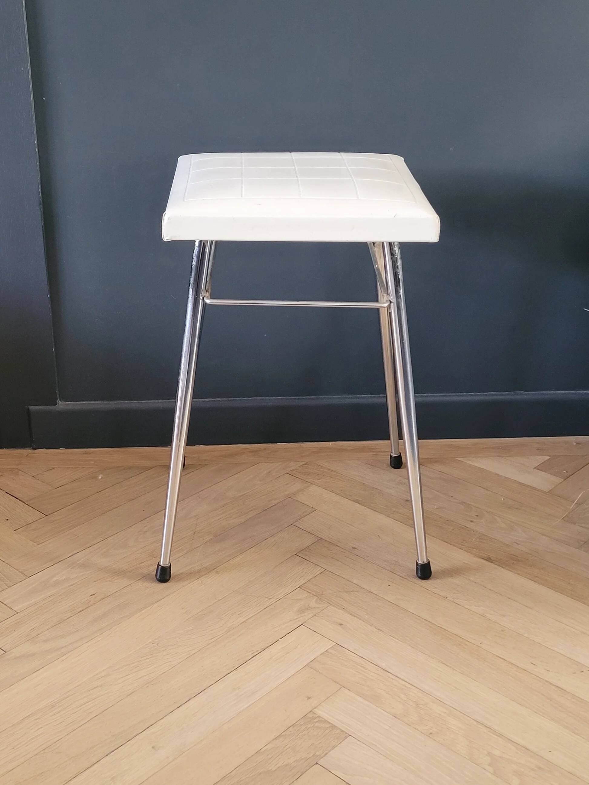 Tabouret vintage en skaï et chrome