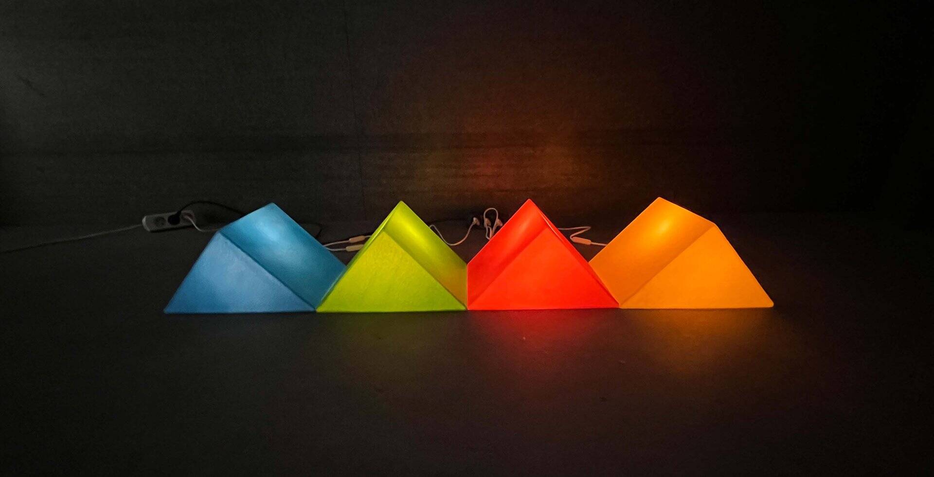 Lampe de sol ou de table en forme de prisme vert postmoderne de Heico, années 1980.