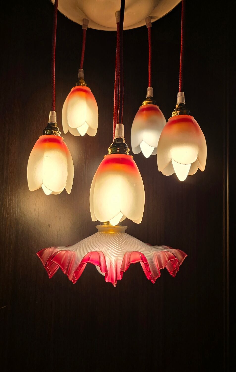 Suspension with tulips and a red scalloped lampshade.