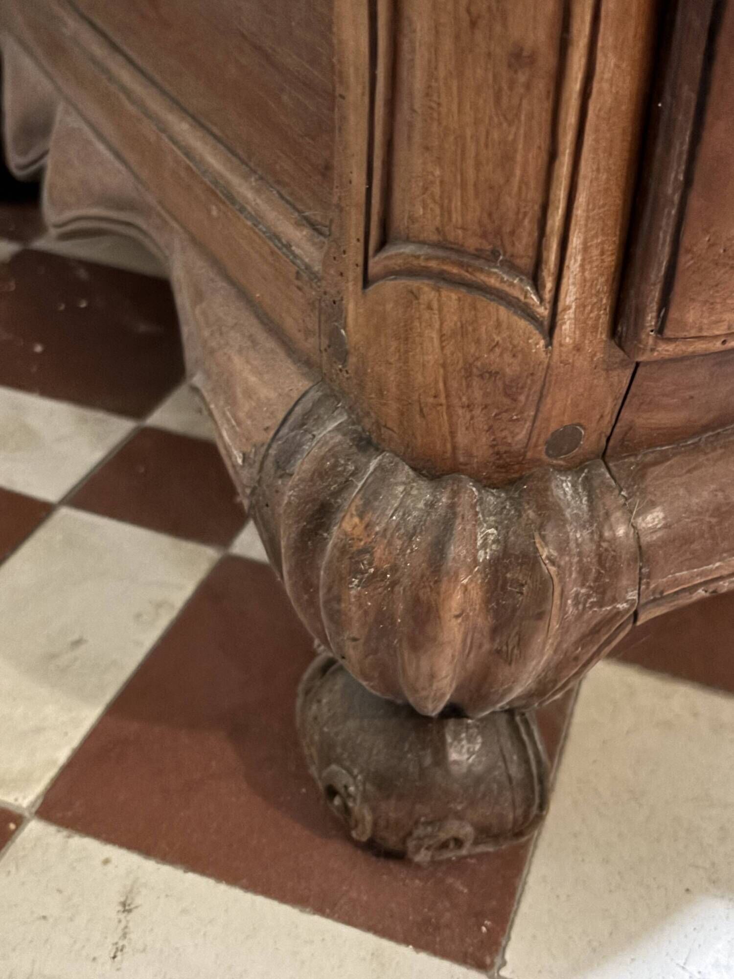 18th-century antique commode in pear wood. Very good condition. Original legs.