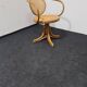 Chaise pivotante vintage en bois courbé.