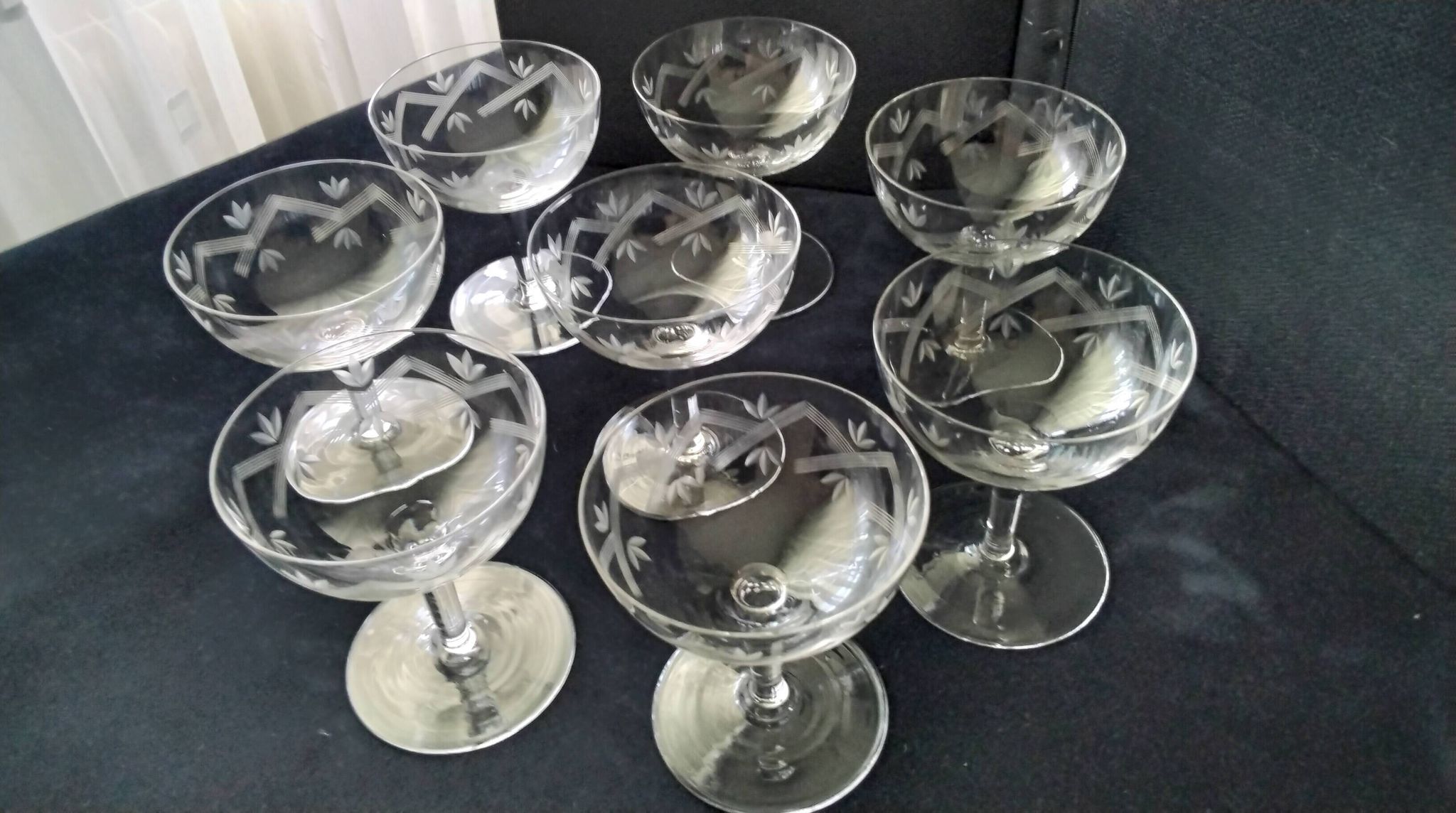 8 vintage champagne coupes with engraved decoration
