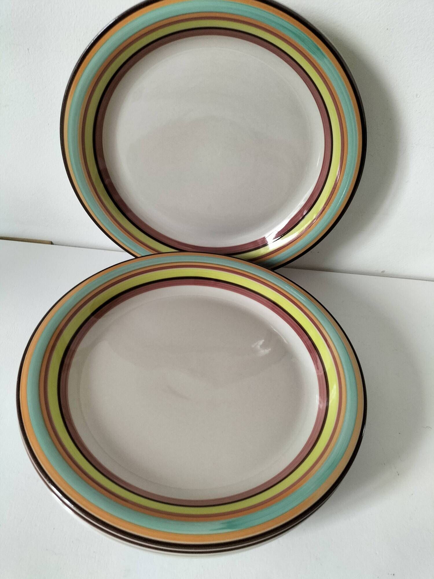 4 large graphic plates with multicoloured stripes – 26 cm