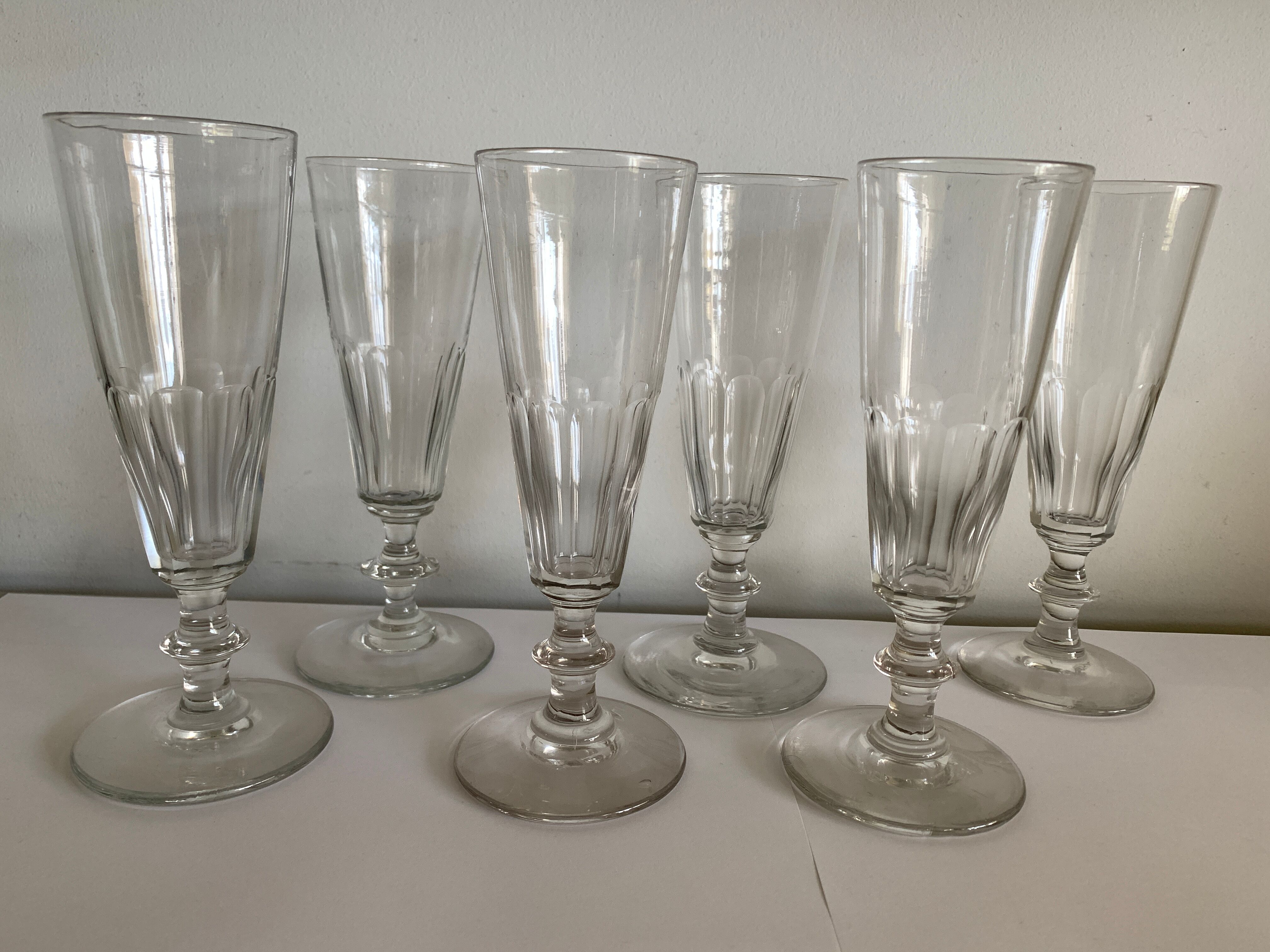 6 flûtes à champagne en verre soufflé, modèle ancien Caton de Saint Louis