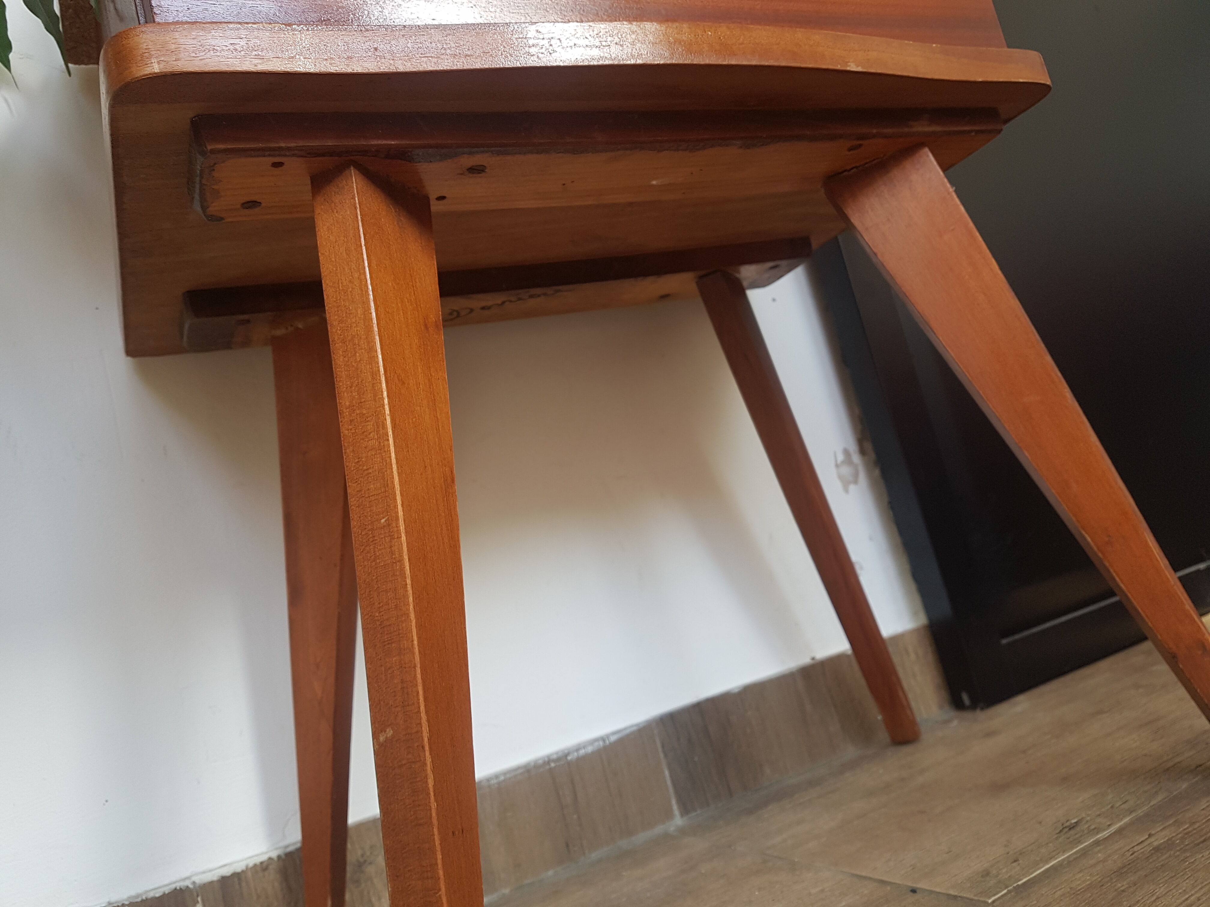 Bedside compass feet