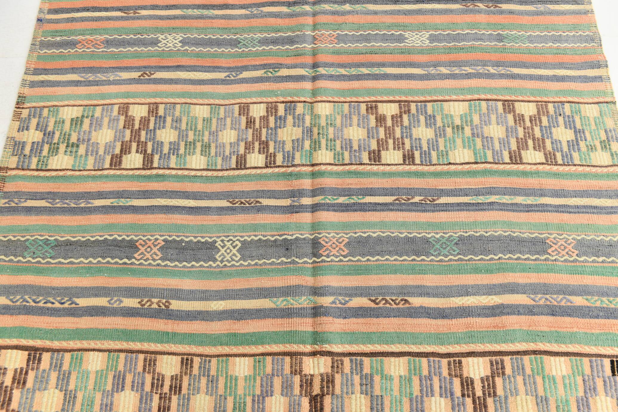 Kilim Vintage Anatolien, Rayures Tribales et Motifs Géométriques Pastel
