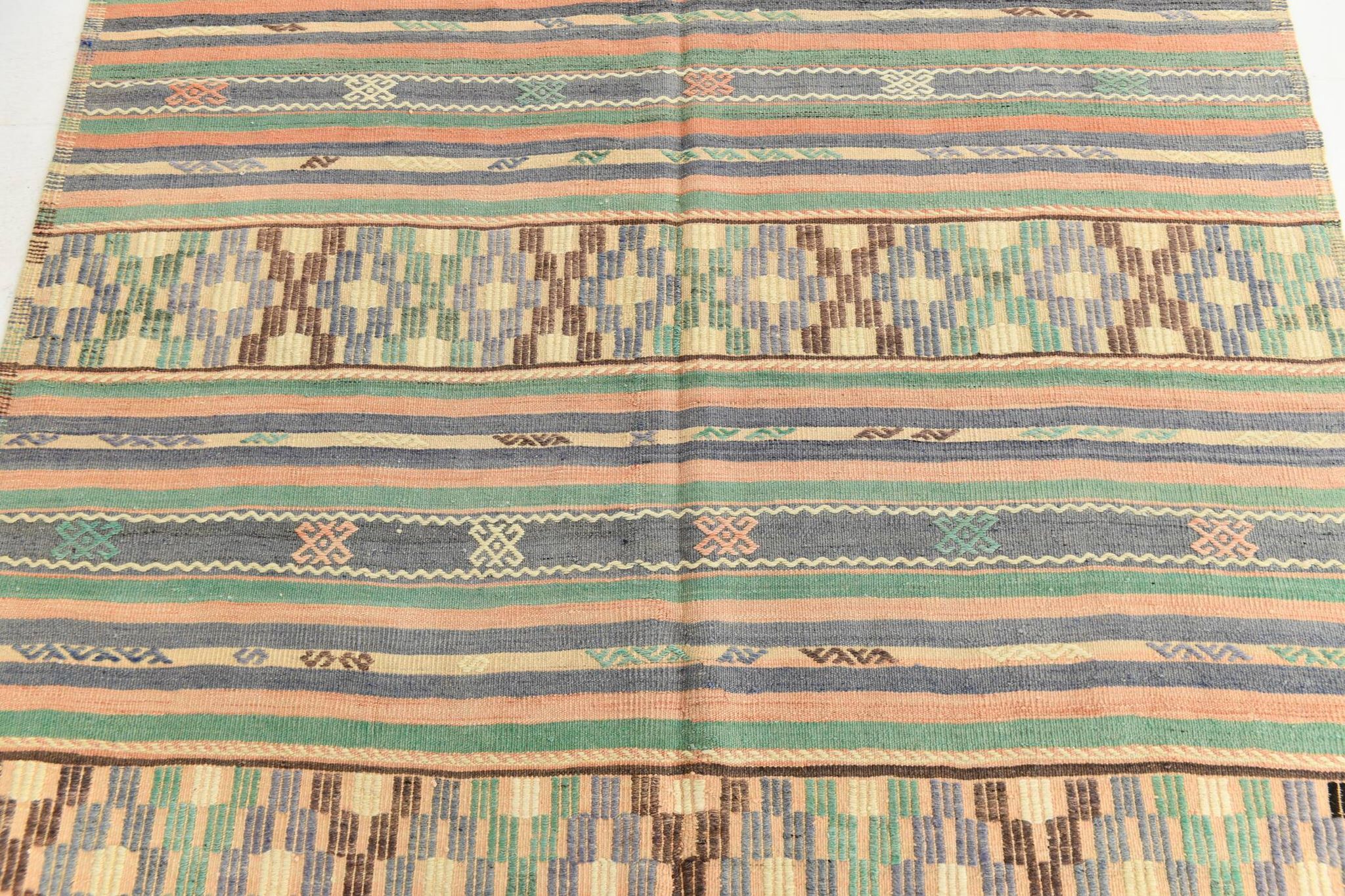 Kilim Vintage Anatolien, Rayures Tribales et Motifs Géométriques Pastel