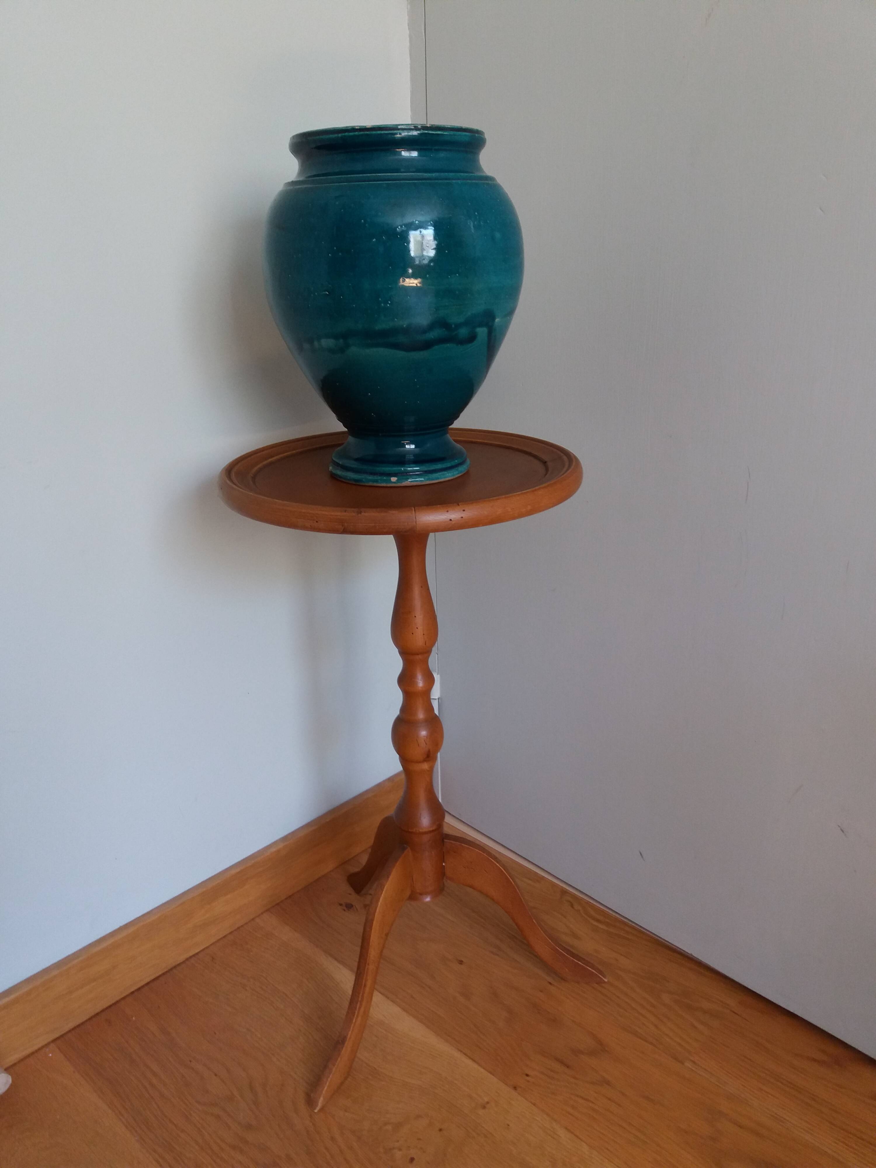 Tripod pedestal table