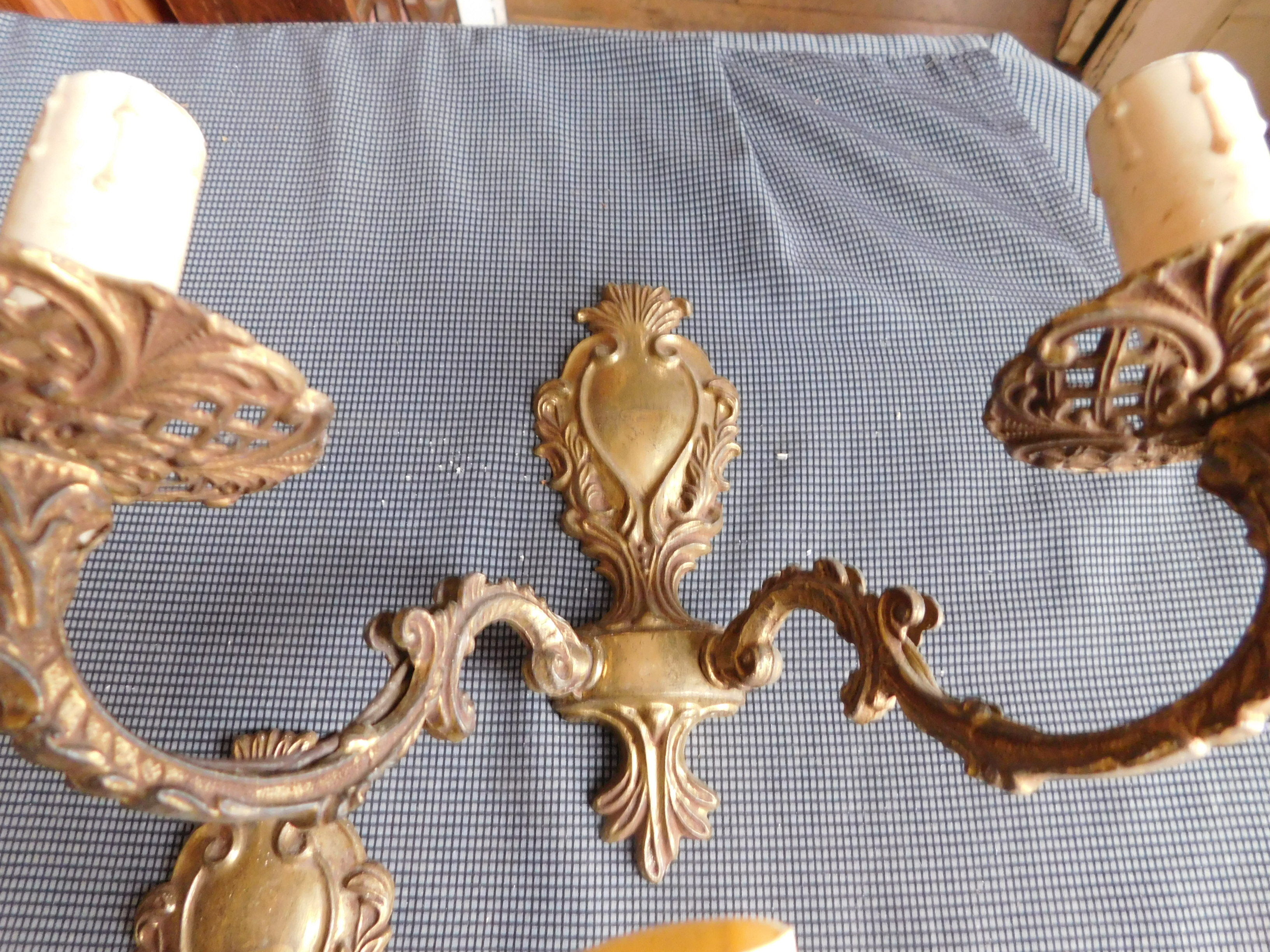 Paire d'appliques métal doré de style Louis XV