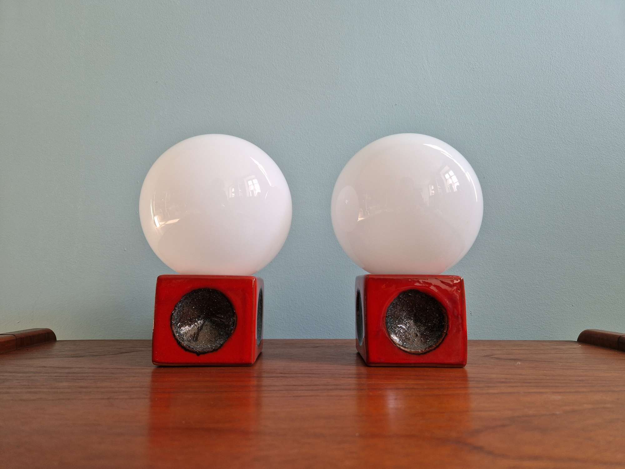 Paire de lampes de chevet en céramique rouge et opaline blanche, 1970
