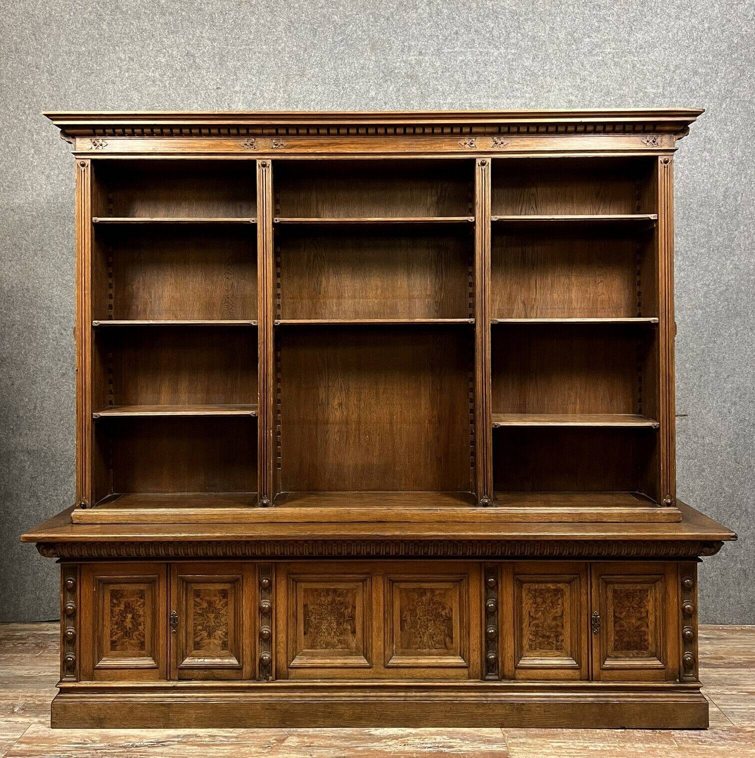 Rare and important double-sided Museum display case in Renaissance style in walnut and magnifying glass