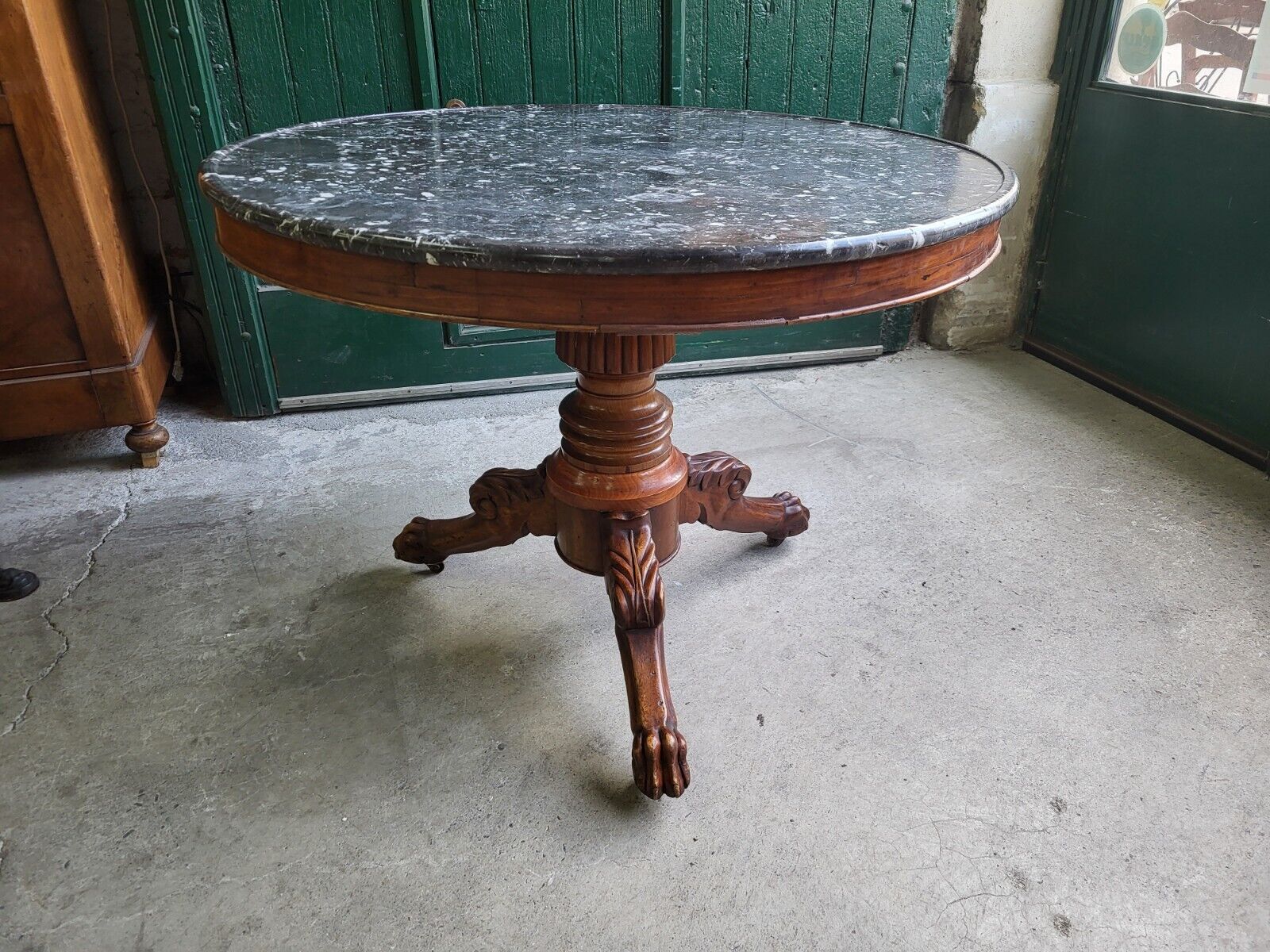 Round pedestal table with marble top and mahogany tripod from the 19th century