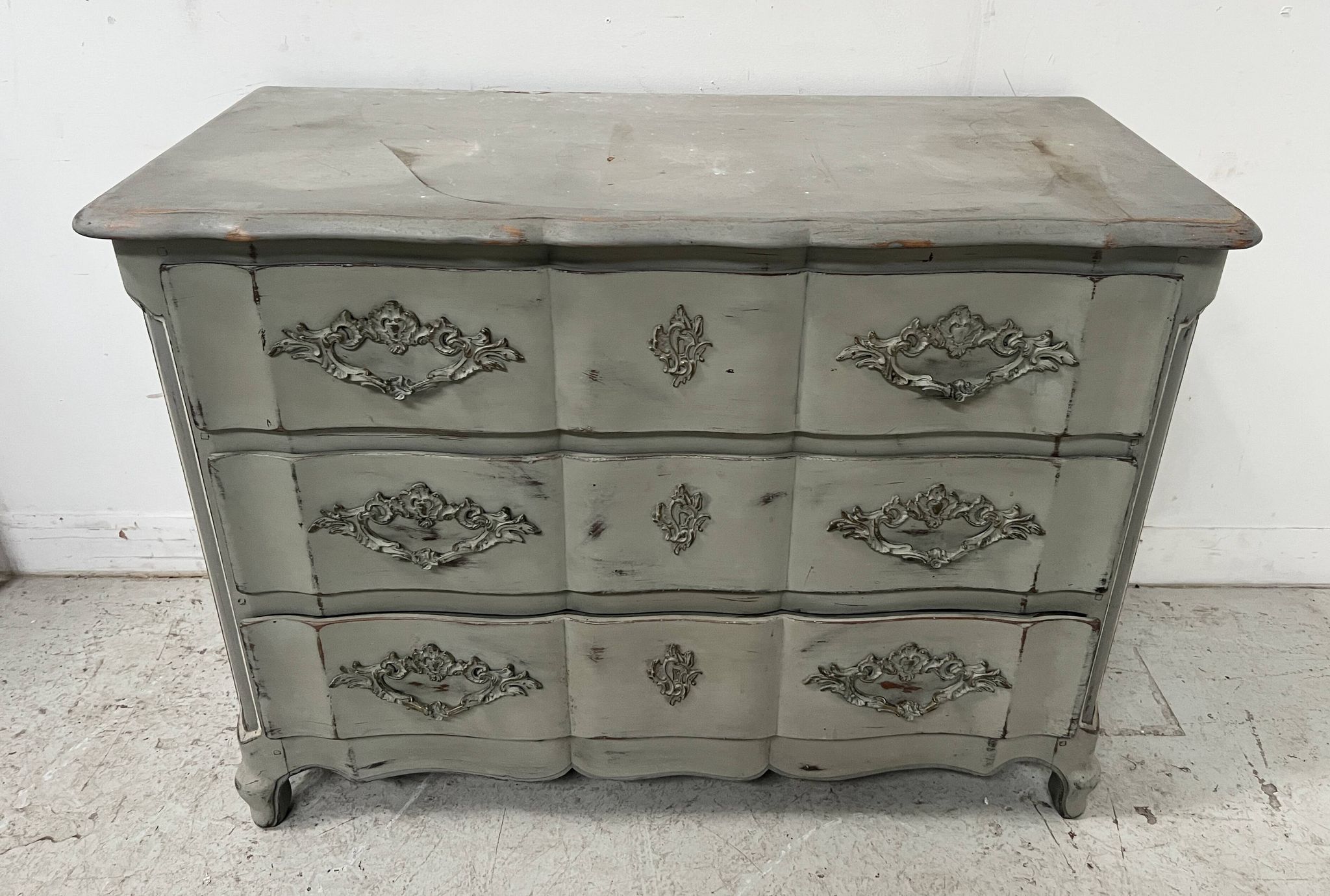 Commode arbalète de style Louis XV en chêne patiné XX siècle