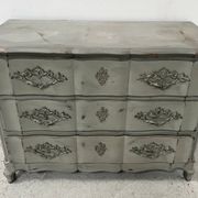 Commode arbalète de style Louis XV en chêne patiné XX siècle