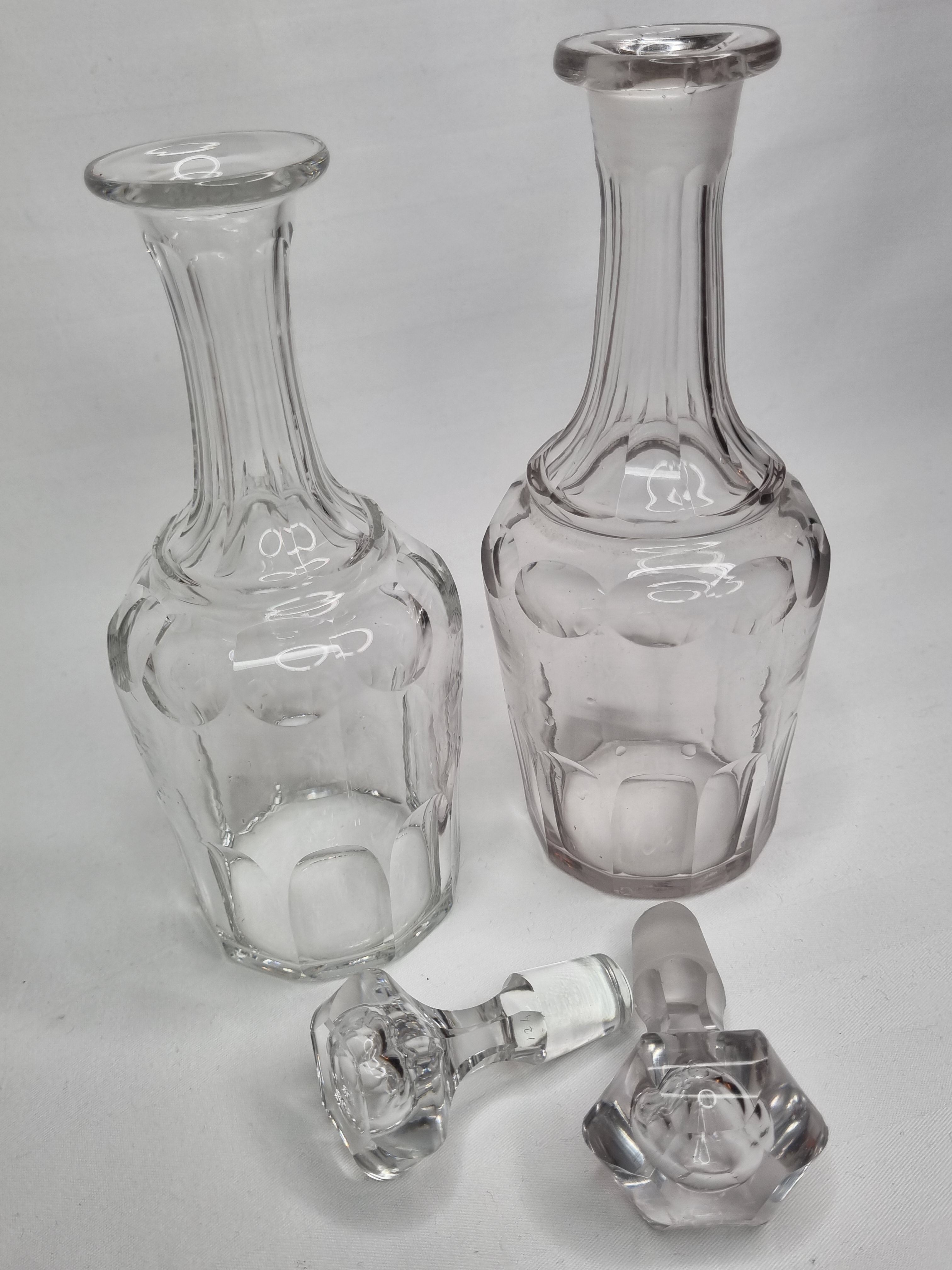 Ensemble de deux carafes en cristal taillé, 24 cm