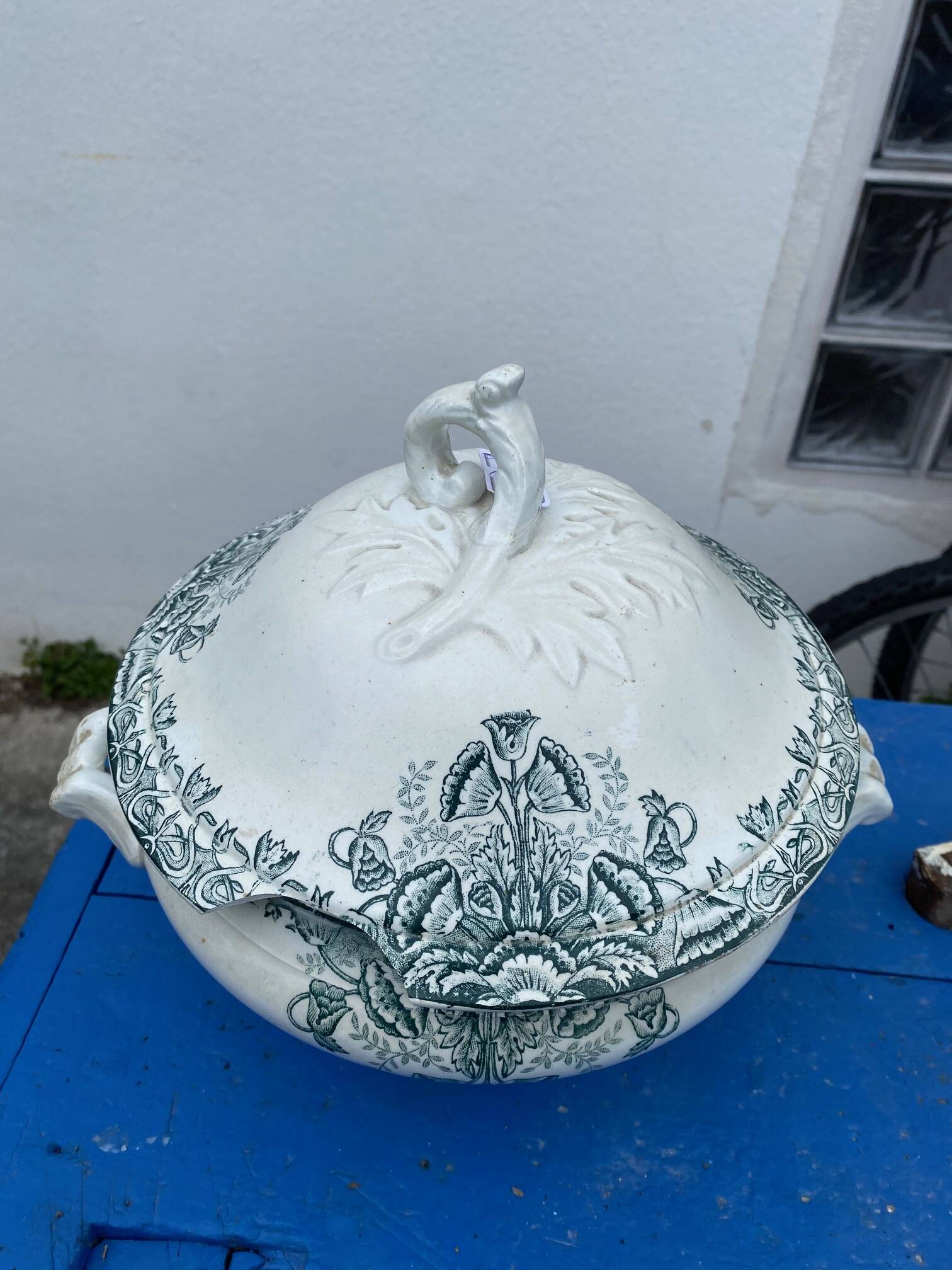 Soupière ancienne en faïence de St Amand décor floral Lebacqz Bouchard