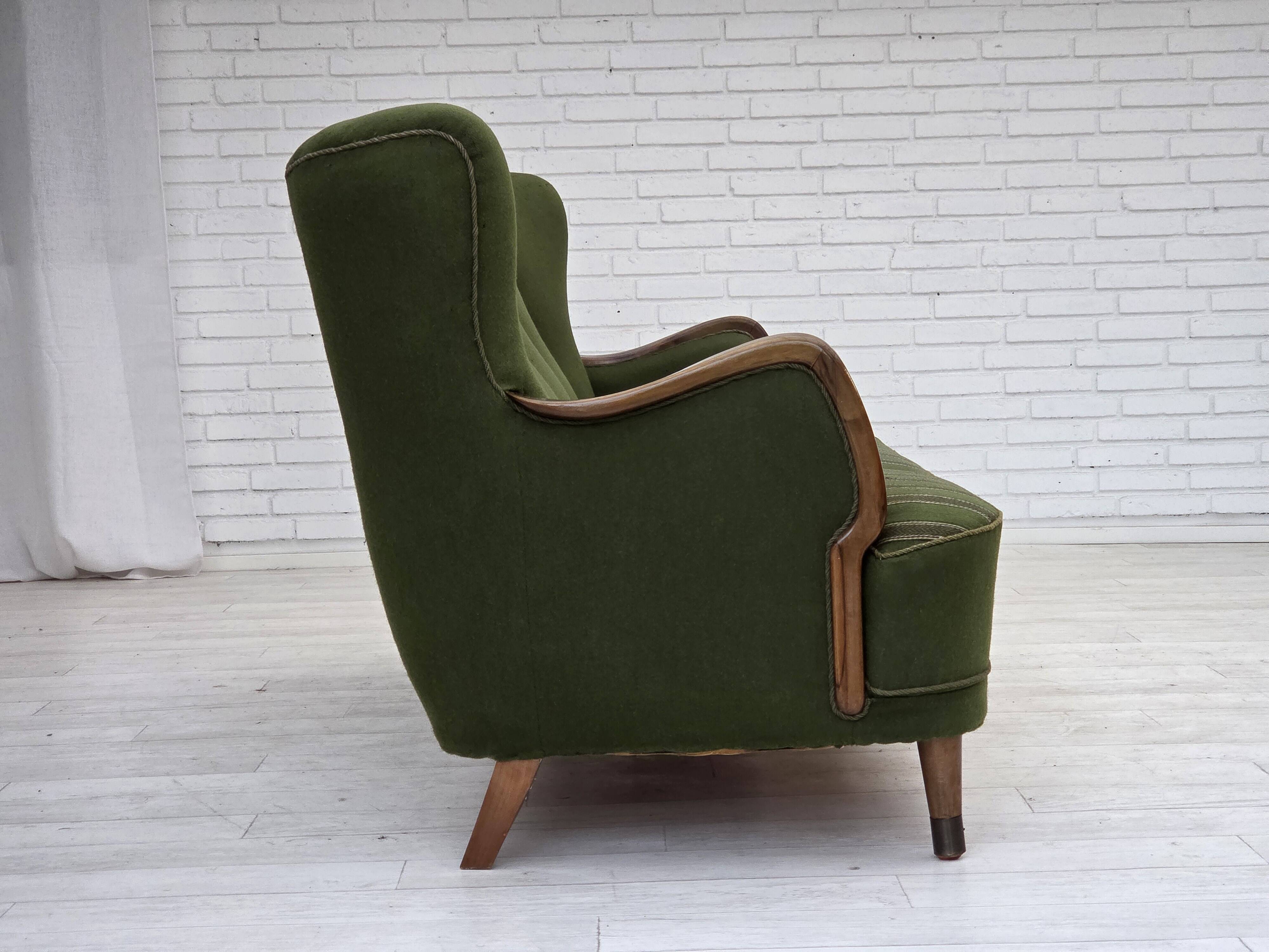 Canapé danois 3 places des années 1960, tissu en laine d'ameublement vert, bois de hêtre.