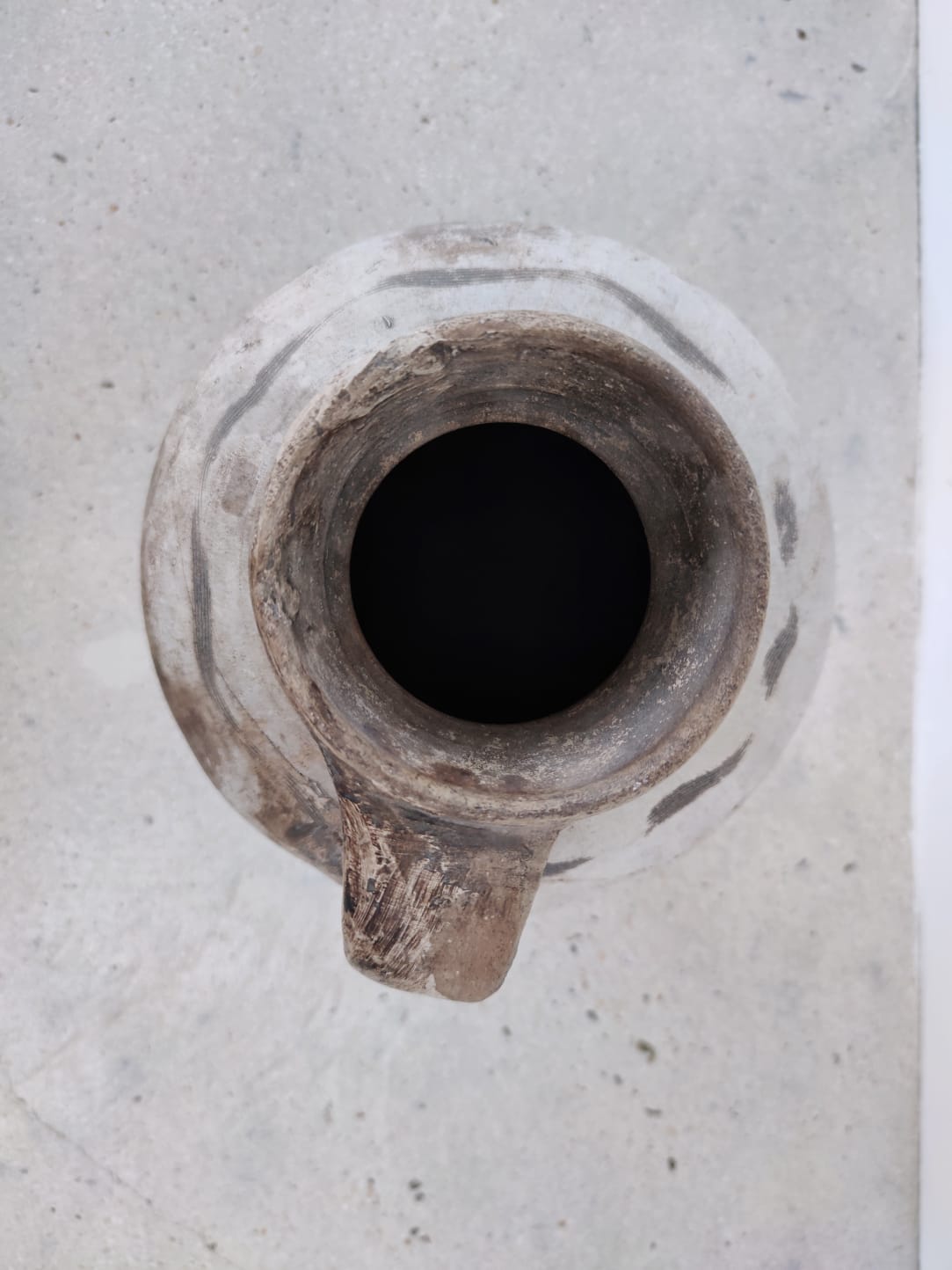 Terracotta amphora (clear) H:42cm