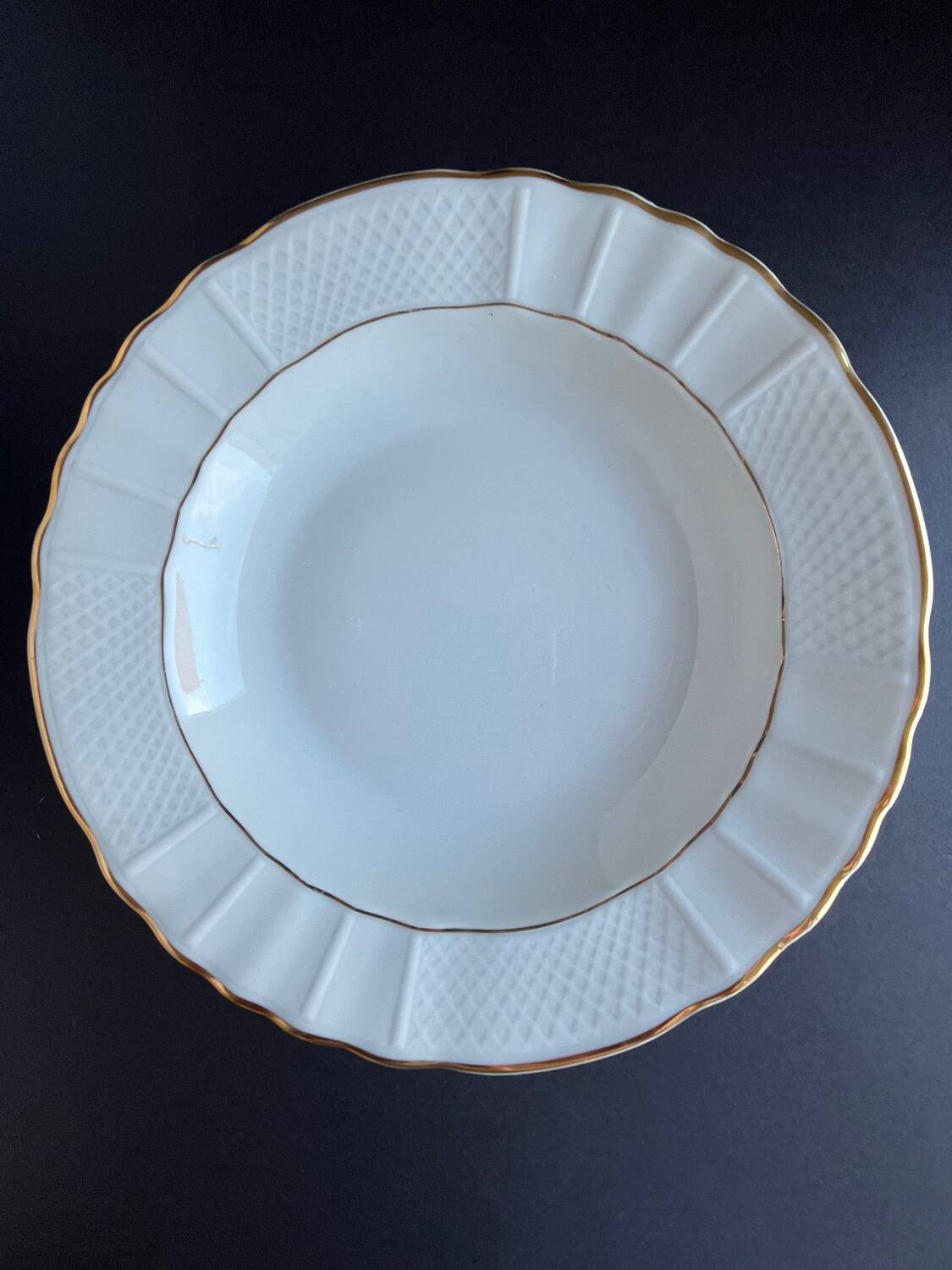 6 white porcelain plates