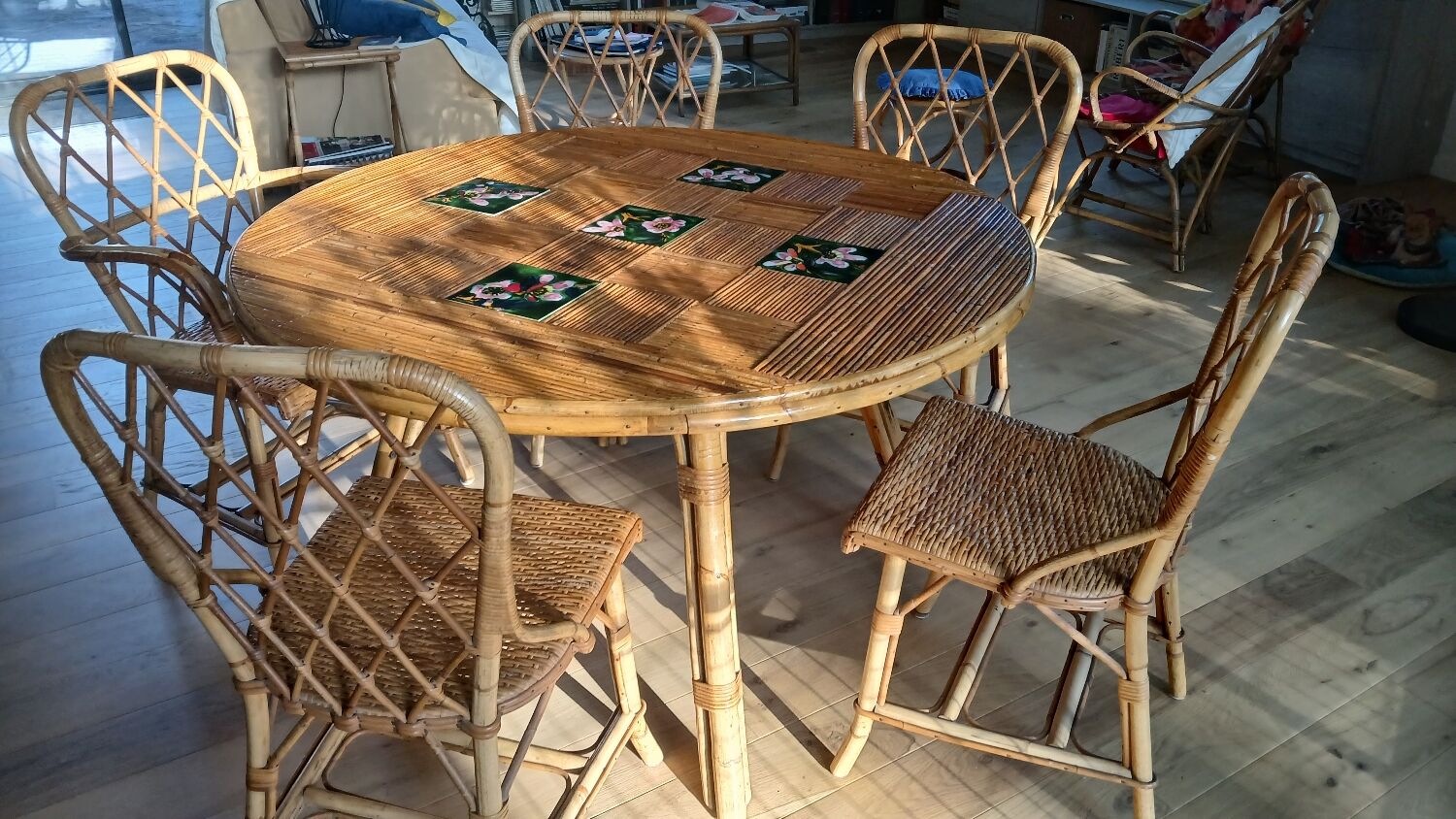 Round dining table Audoux Minet with 4 chairs and 2 armchairs.