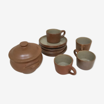 Coffee cups and sugar pot