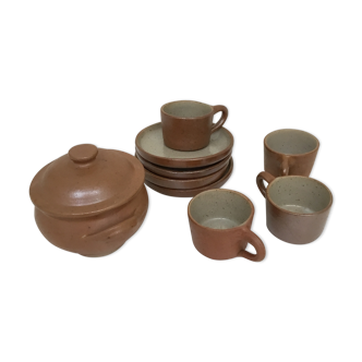 Coffee cups and sugar bowl