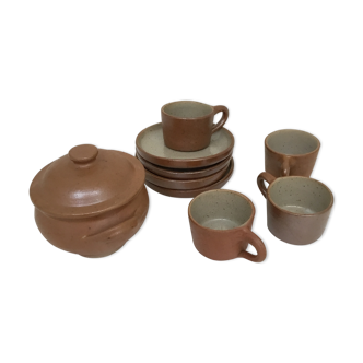 Coffee cups and sugar pot