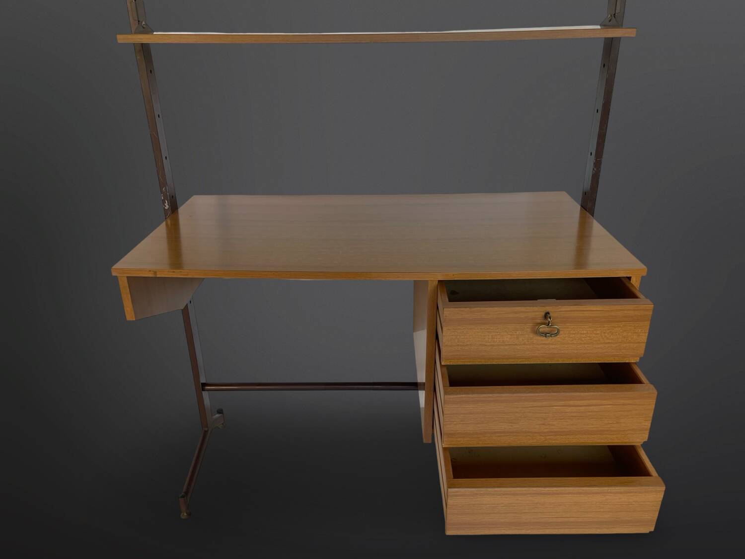 Bibliothèque italienne du milieu du siècle avec bureau.