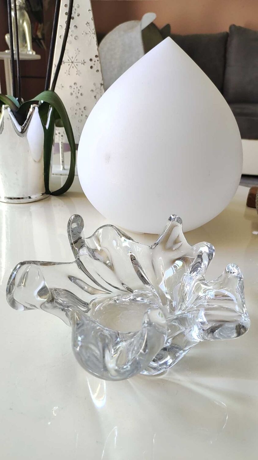 Empty pocket signed Cristallerie de Lorraine, Corolle/floral shape. Polylobed edges with corrugations