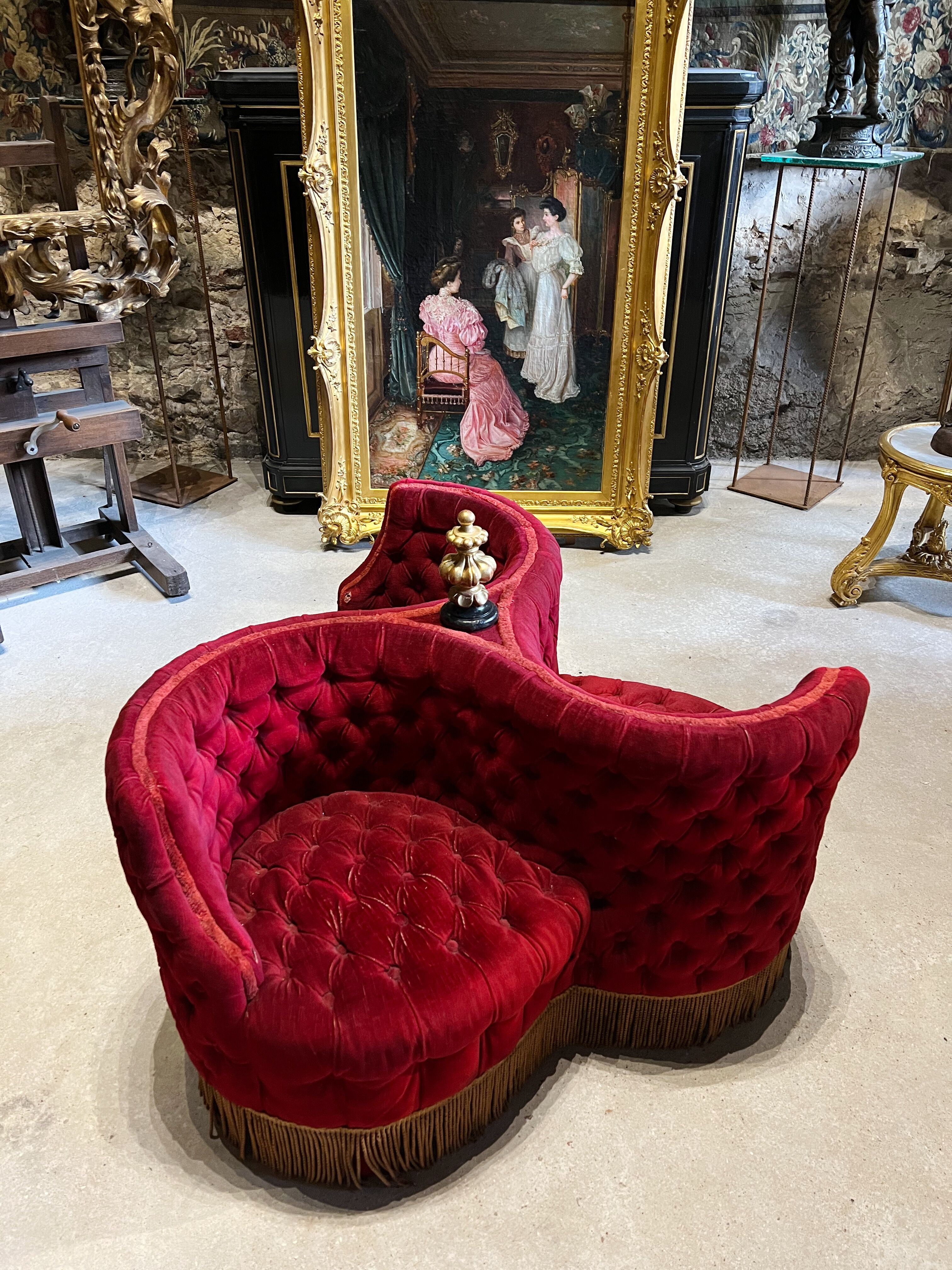 Indiscreet in red velvet and gilded wood from the Napoleon III period