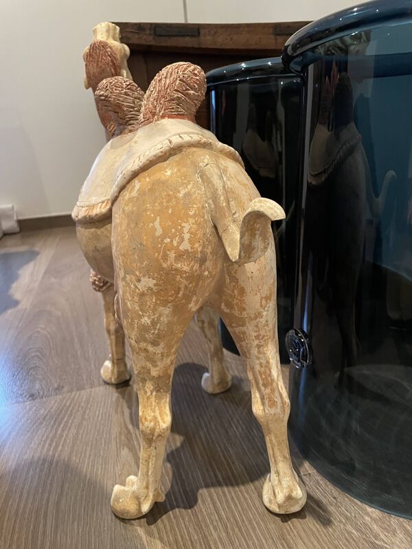 Chameau de grande taille avec traces de polychromie