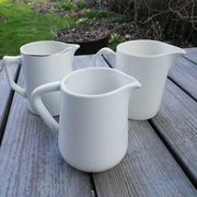 Lot de pichets blancs en porcelaine