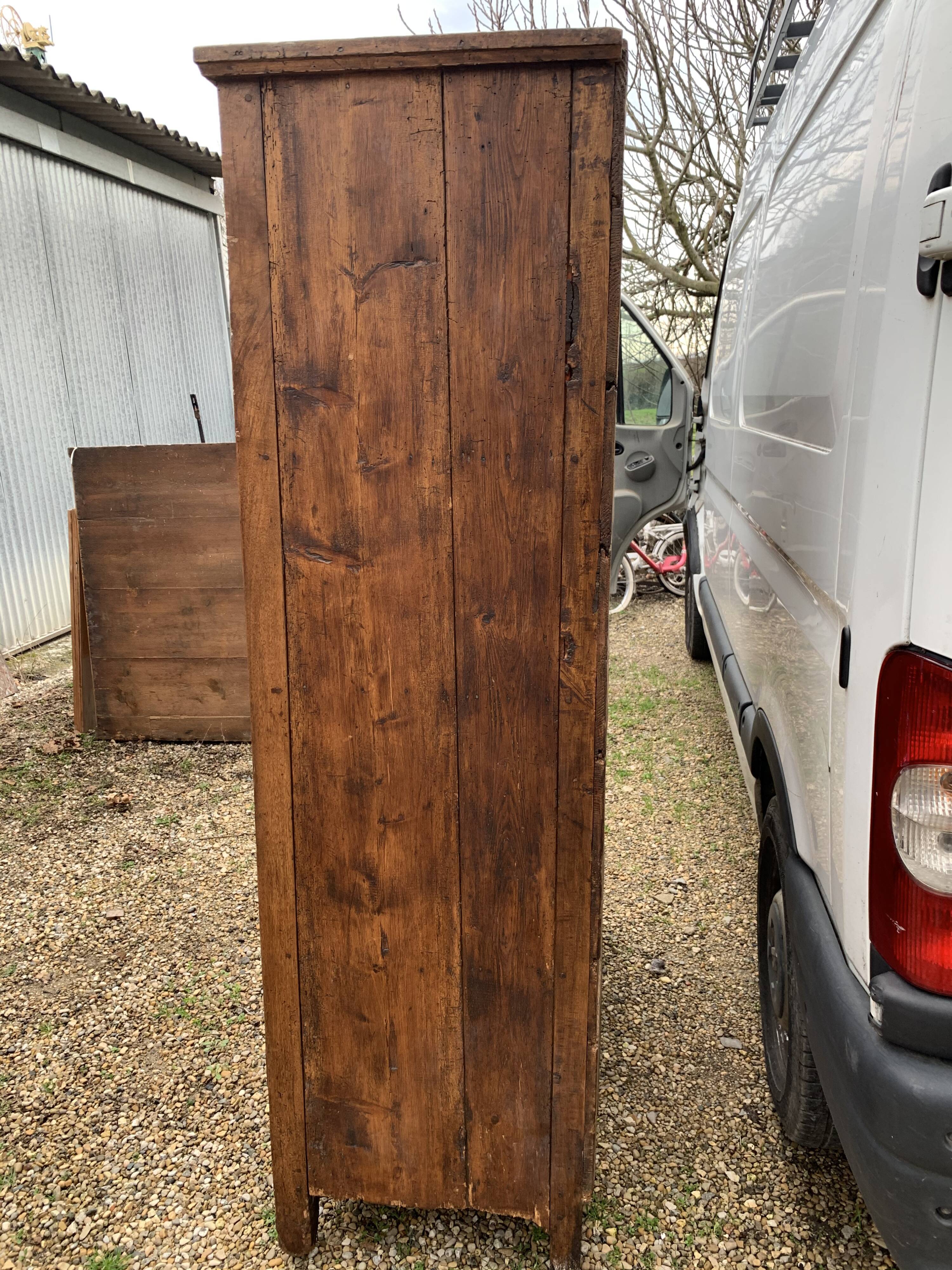 Armoire lingère de village en campagne