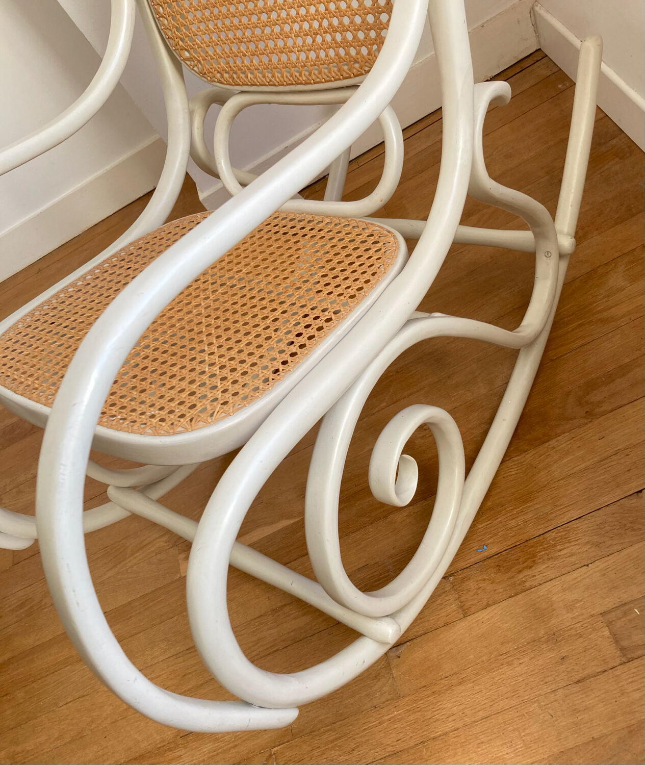 Rocking Chair THONET époque fin XIXe en bois courbé cérusé grège