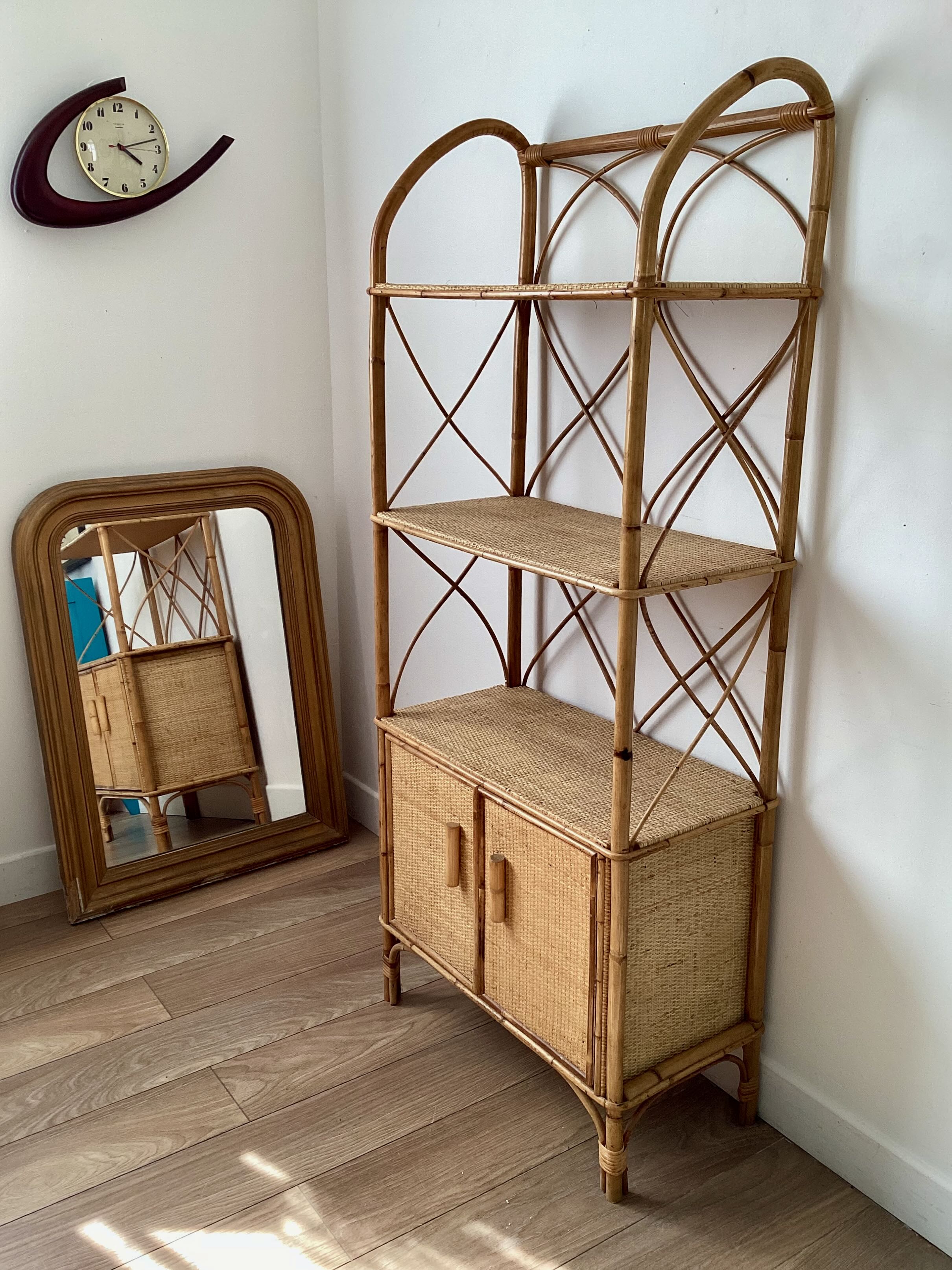 Bookcase shelf in braided wicker, bamboo and rattan