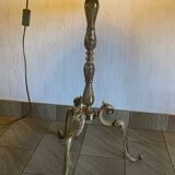 Lot of a guéridon and a gilded bronze lamp.