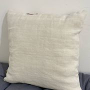 Coussin carré en toile ancienne style Kilim