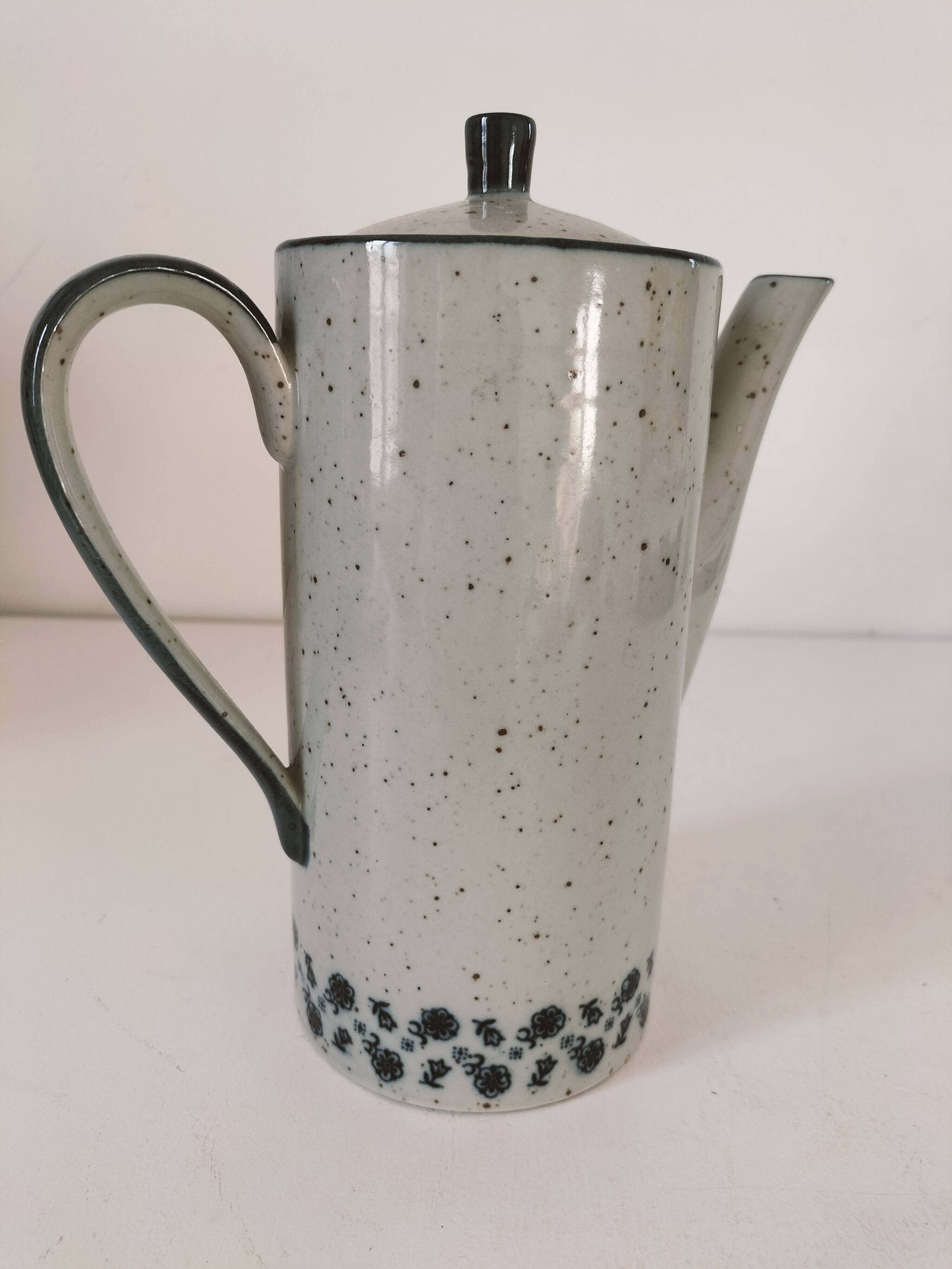Cafetière vintage en grès moucheté – décor floral bleu marine