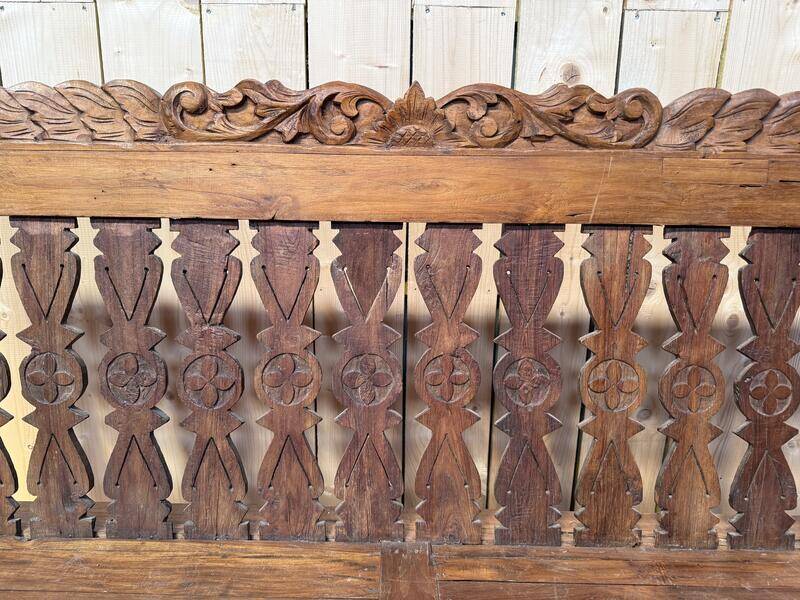 Grand banc de jardin Indonésien en noix sculpté