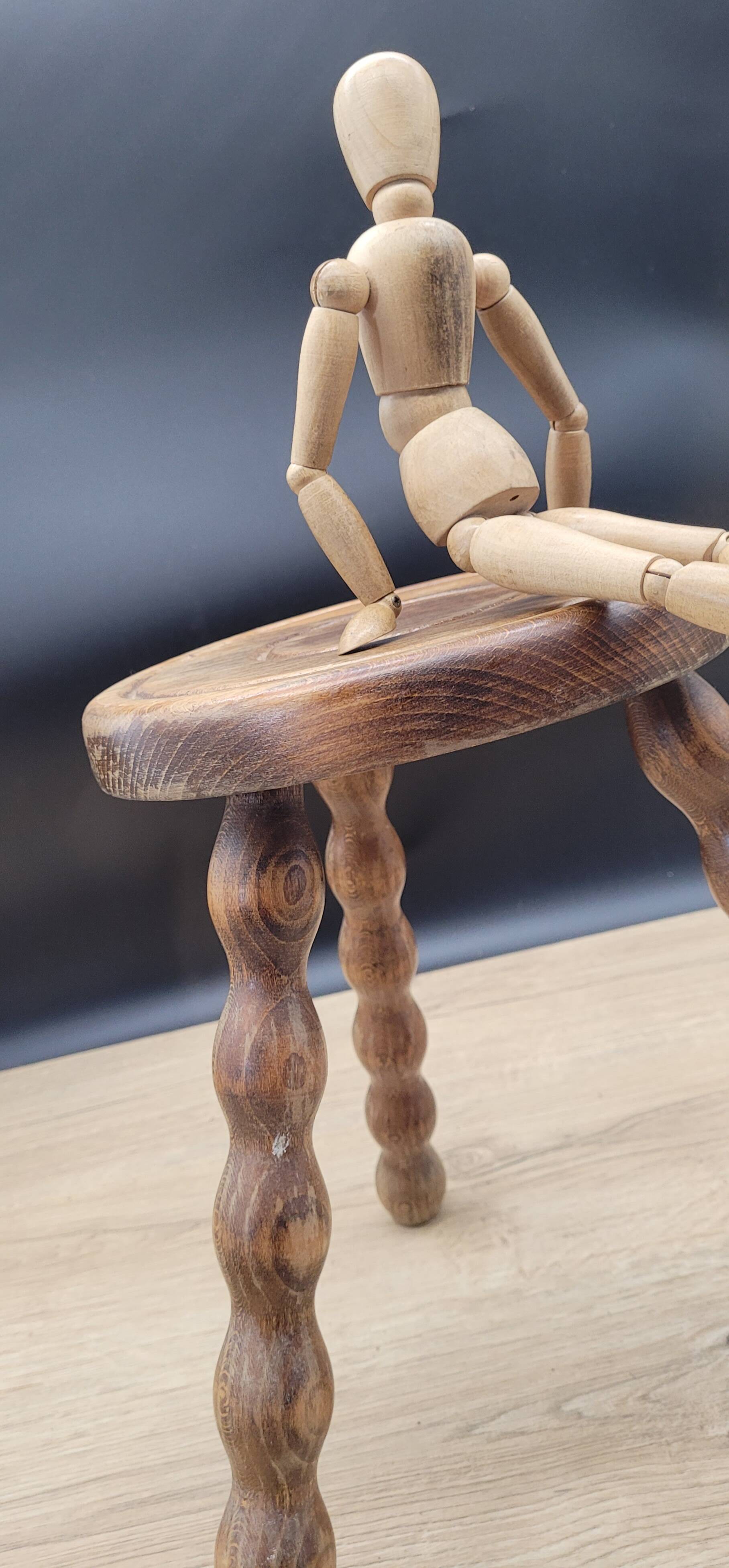 Tabouret tripode pieds boules