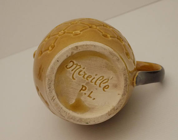 Pichet à eau ou jus de fruits en barbotine