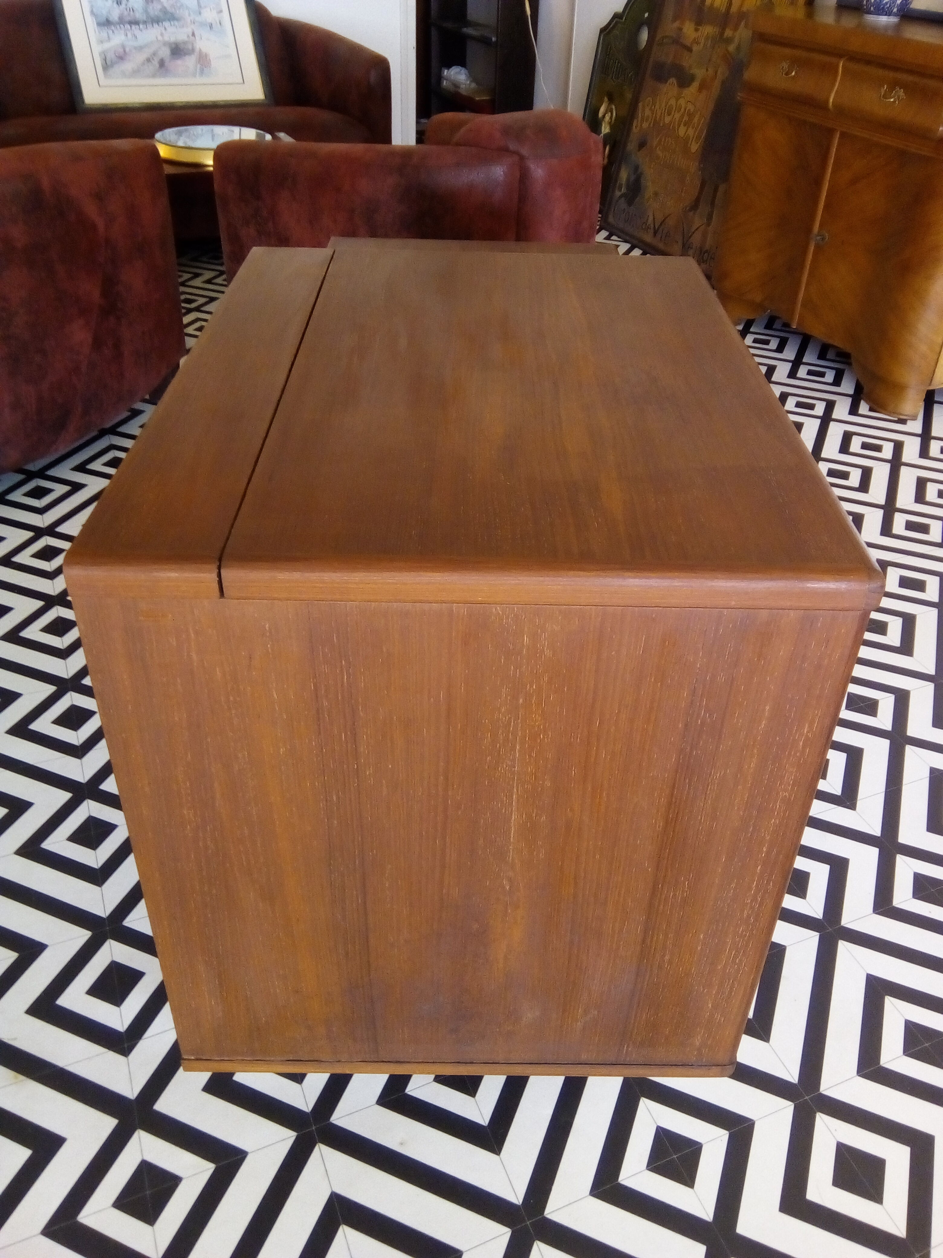 Scandinavian chest drawers