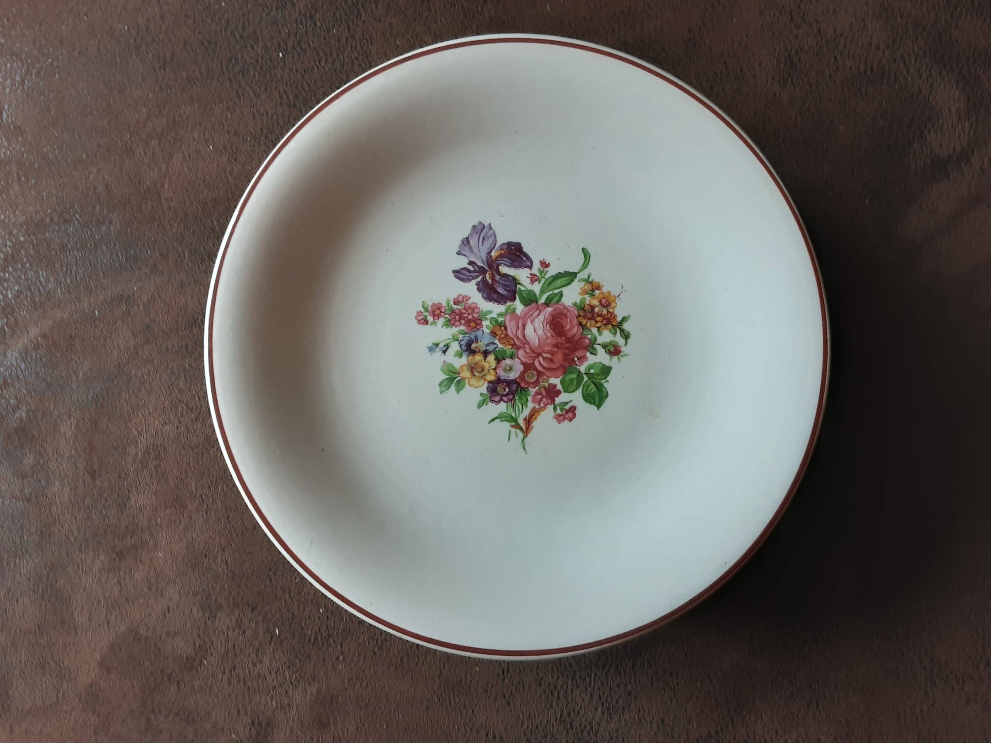 Set of 10 dessert plates. Salins