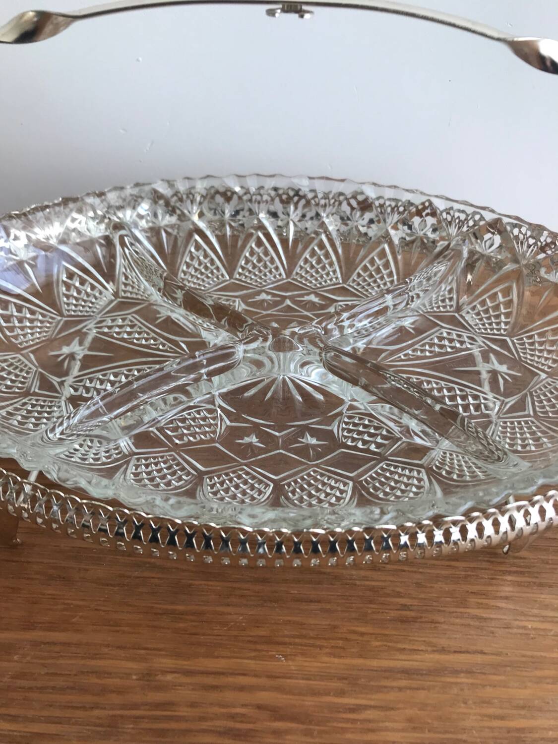 Glass aperitif dish 4 compartments with its vintage gold metal support