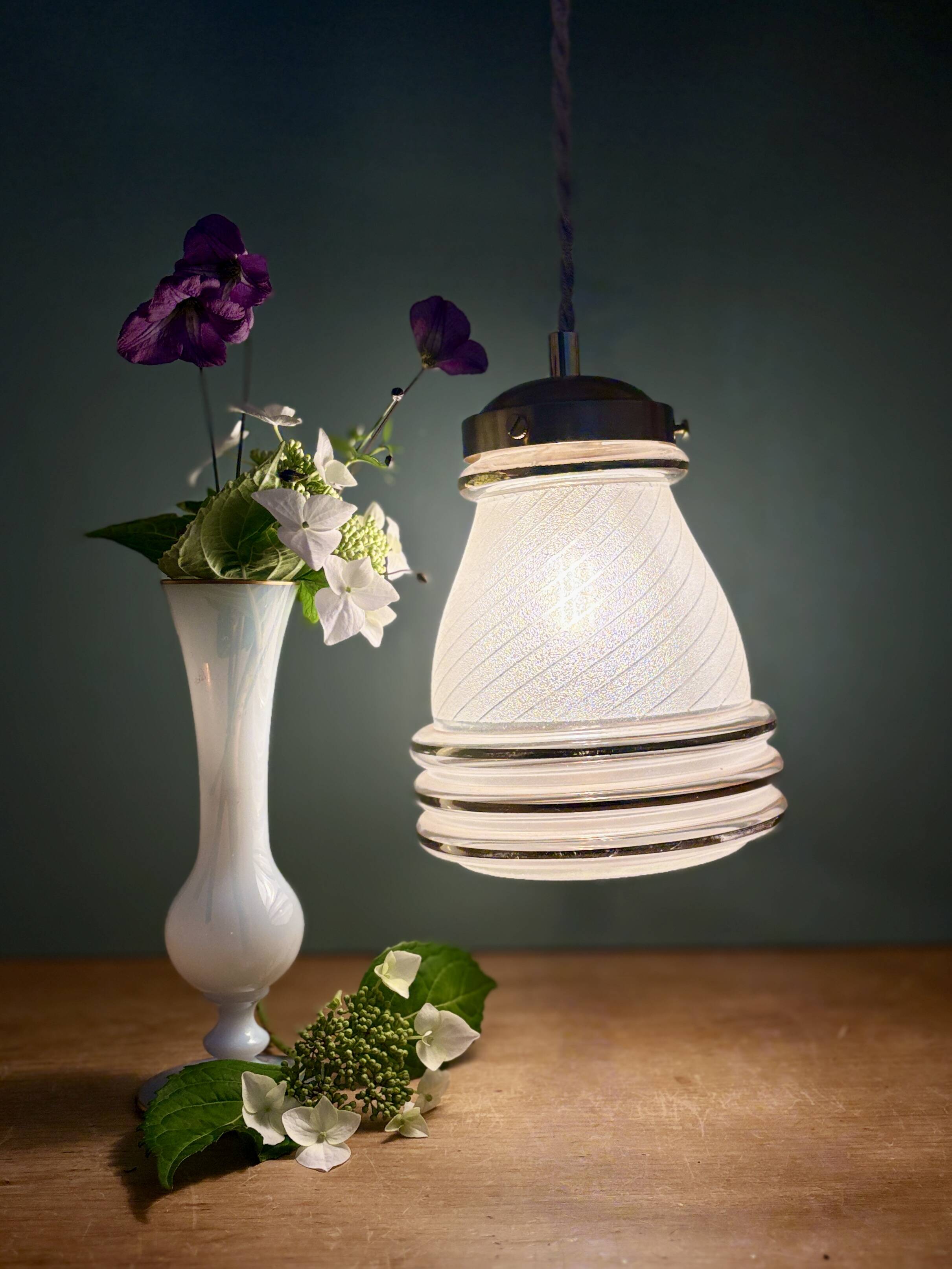 Suspension globe antique Art Deco in frosted white and gold glass.
