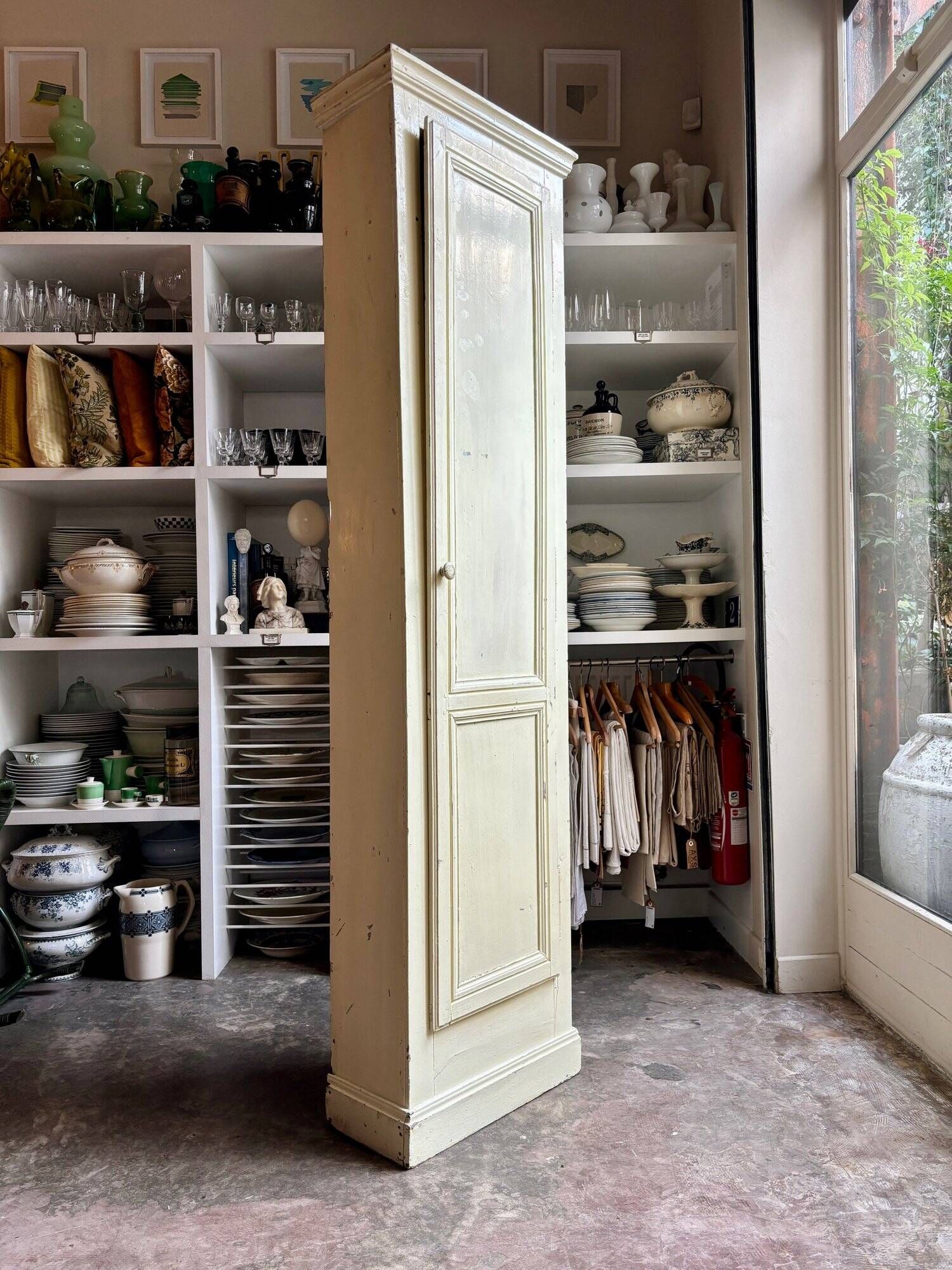 Standing man, cabinet with 1 door, 3 shelves in beige wood