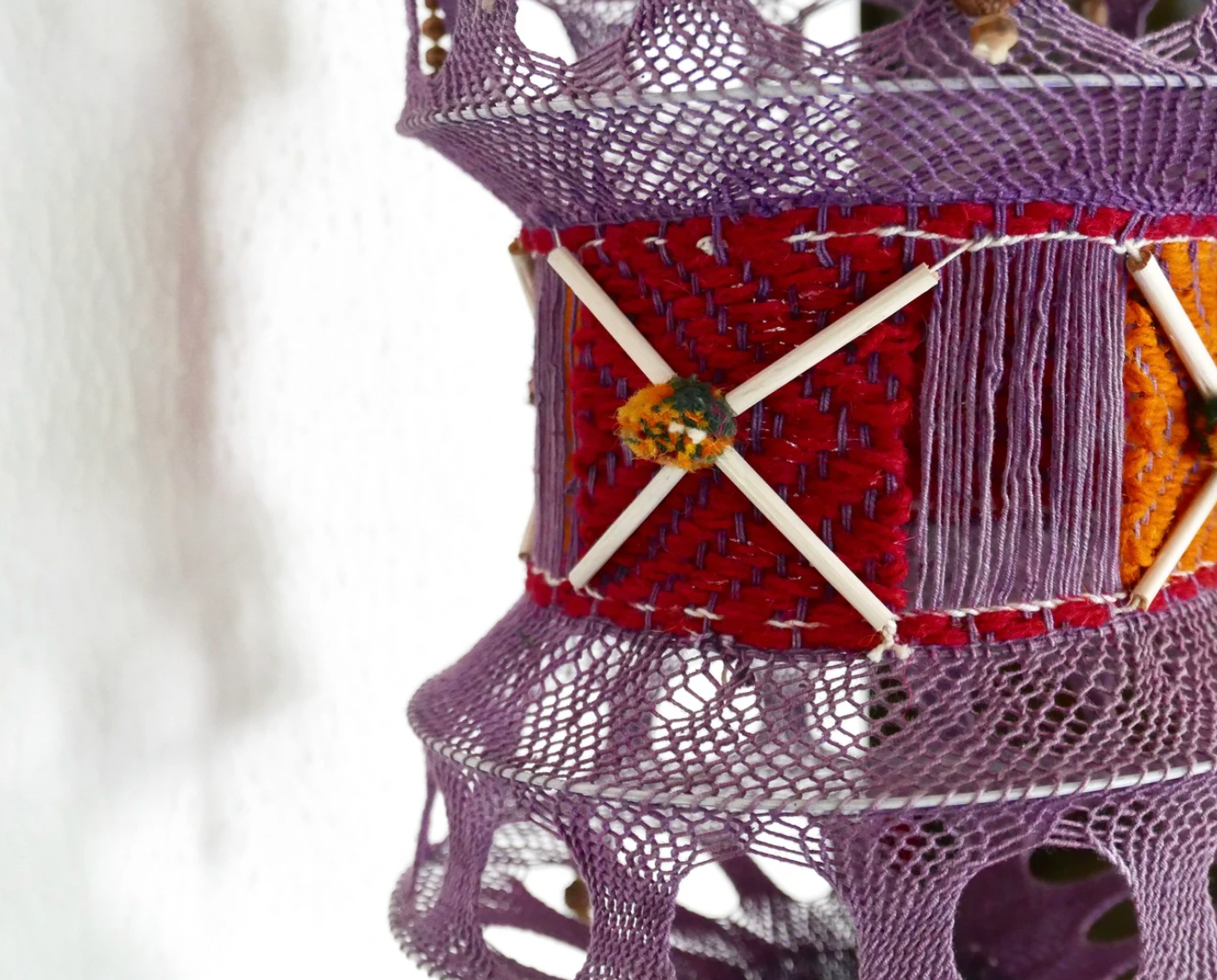 Suspension violette en macramé, années 70