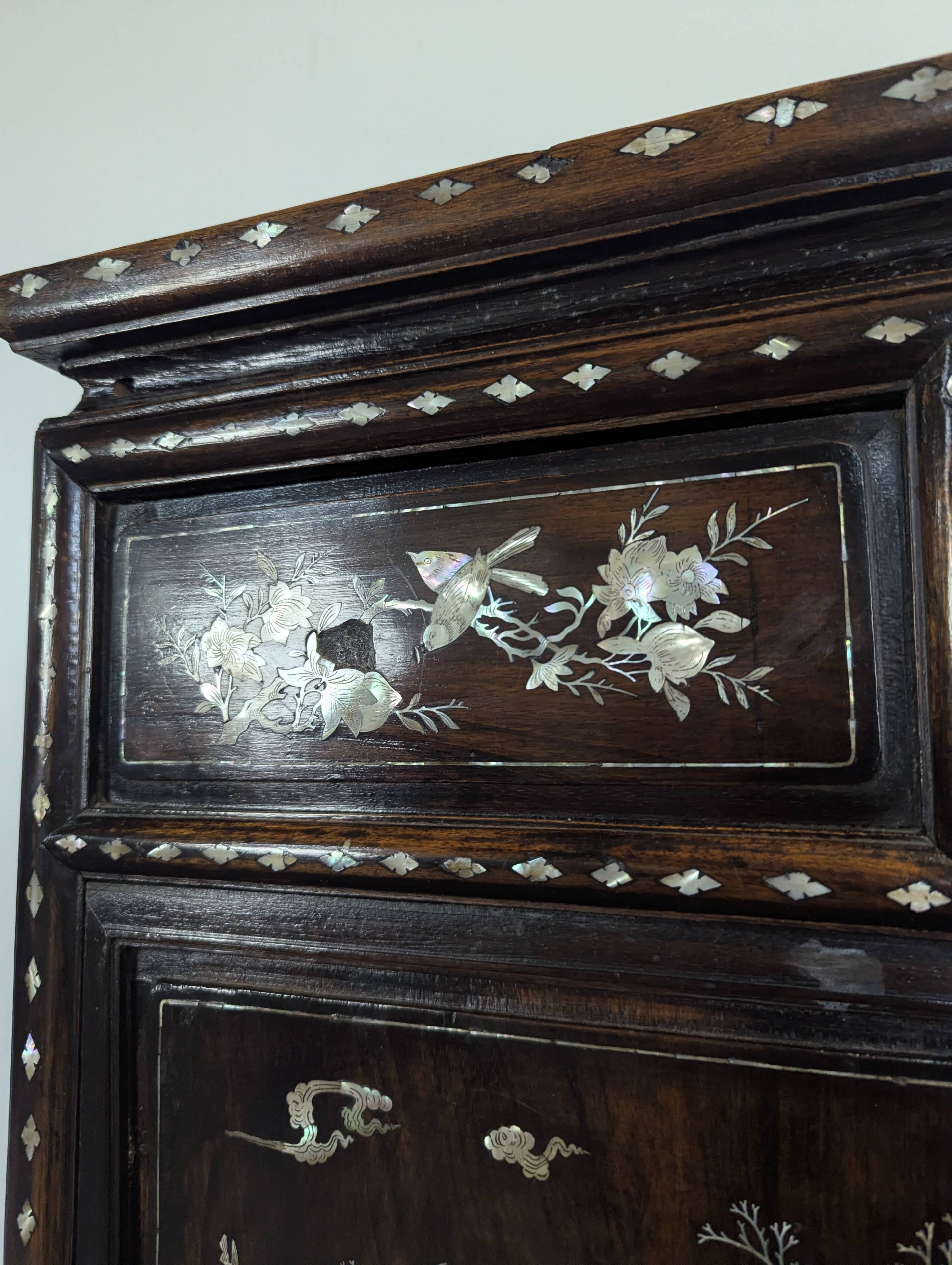 Cabinet Indochine Vietnam en bois exotique marqueterie de nacre