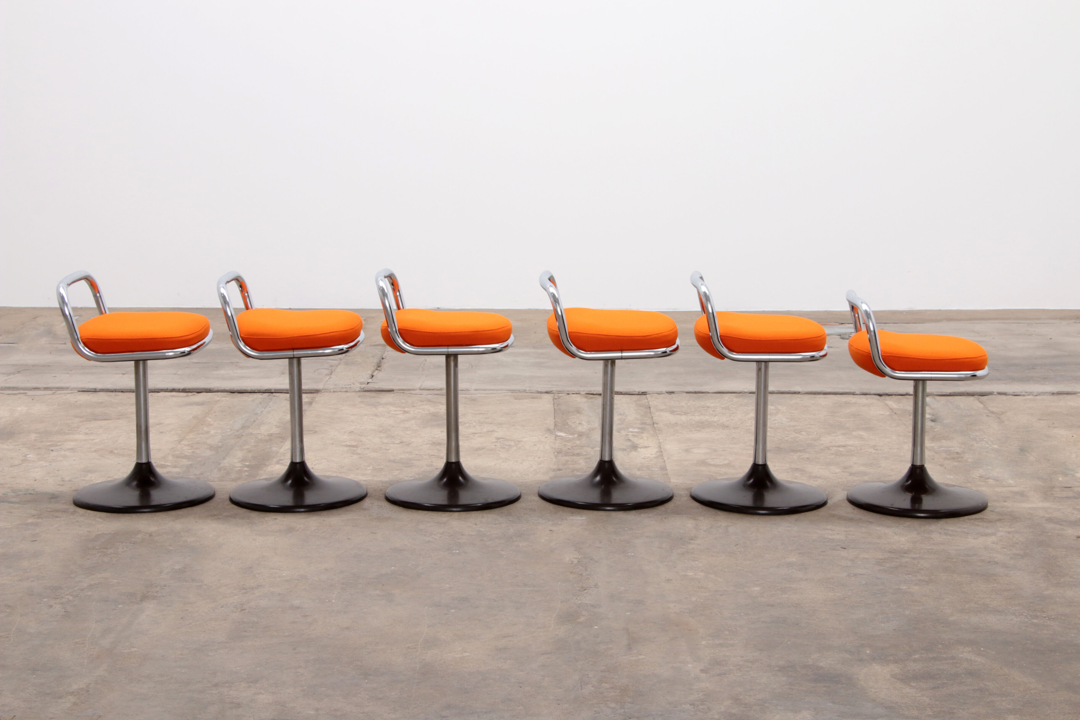 6 Italian low bar stools with orange seat 1970 Joe Colombo style