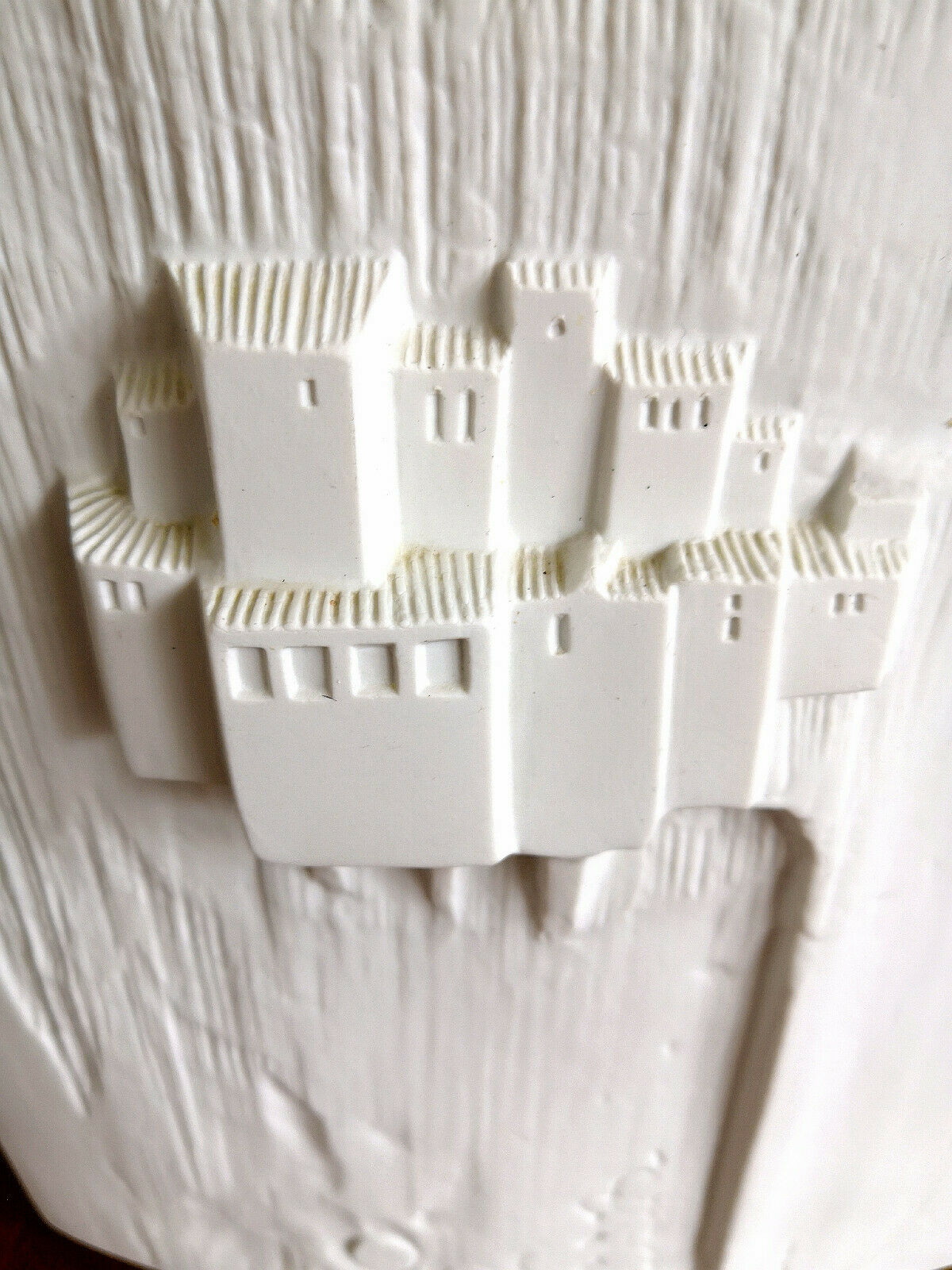 Vase en biscuit Jacques Buchholtz, village perché en porcelaine Studio d'Art